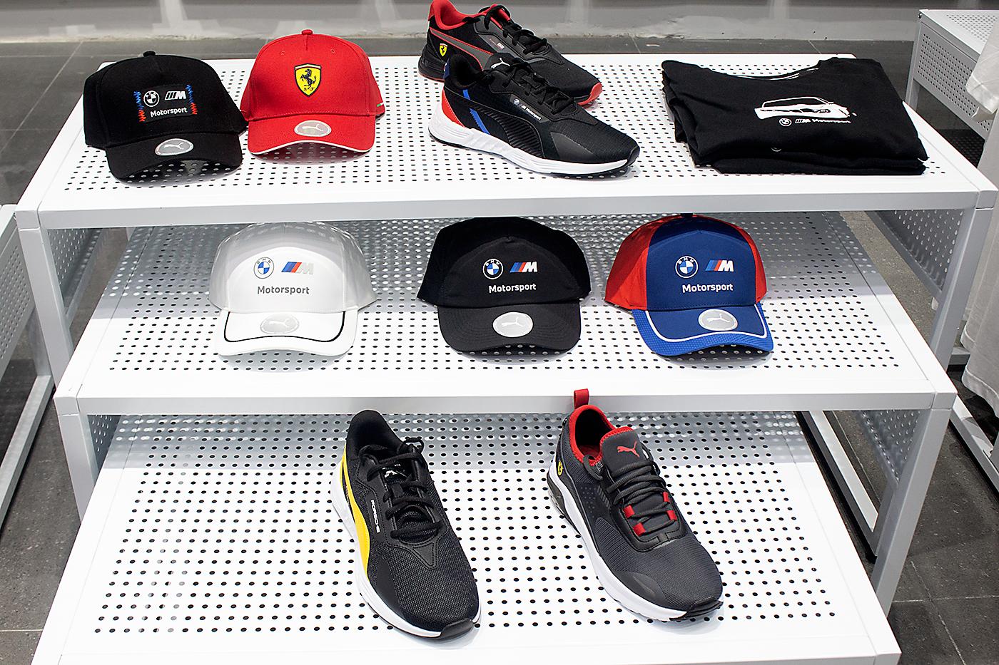 Viseras, playeras y tenis de diferentes marcas.