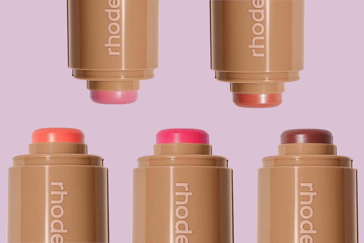 <b>Pocket Blush</b>El rubor cremoso ready-to-go de Rhode es un total hit. Ideal para <i>natural makeup looks</i>, es buildable y deja la piel radiante y flushed. Shades populares: Piggy (rosa bebé), Juice Box (rosa intenso), Spicy Marg (coral brillante) y Toasted Teddy (terracota bronce).