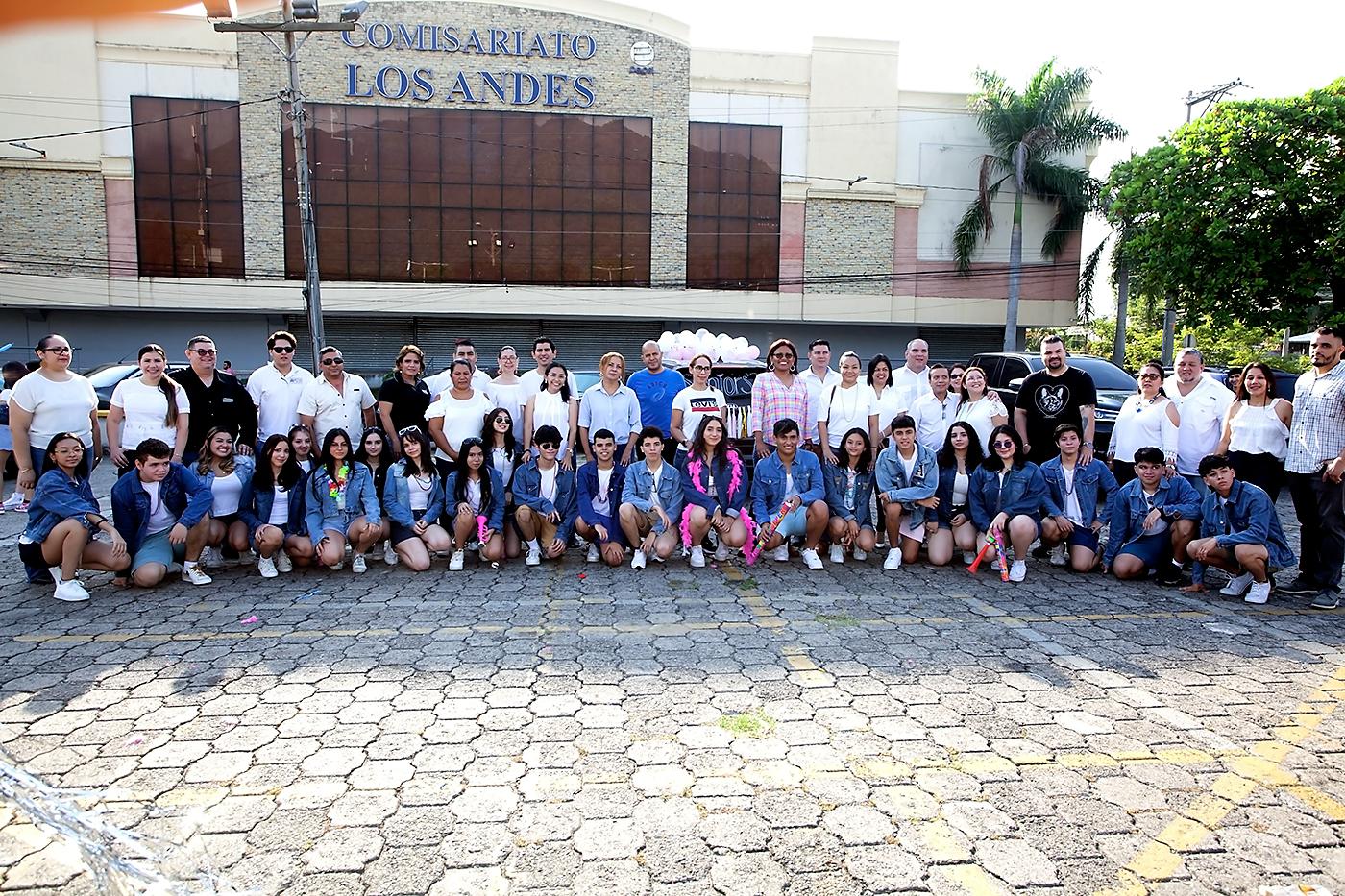 Los padres de familia se unieron a la alegría de los futuros bachilleres bilingües.