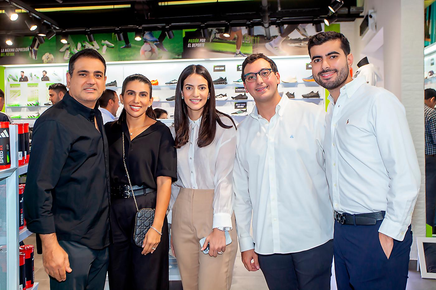 Ricardo y Melissa Handal con Andrea, Salvador y Diego Panayotti.
