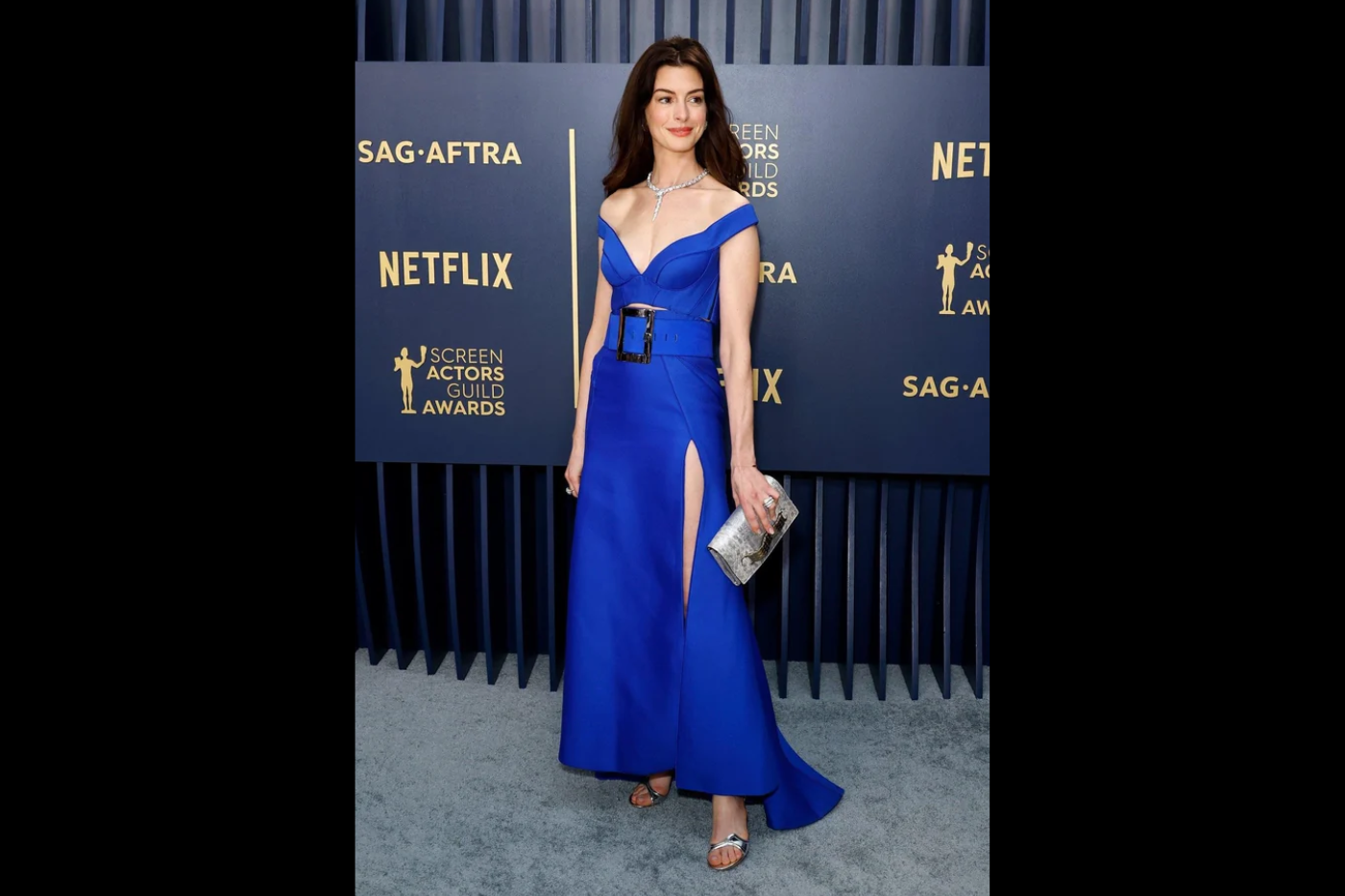 Anne Hathaway lució un elegante vestido en tono azul cobalto de Atelier Versace, demostrando su buen gusto y sofisticación.