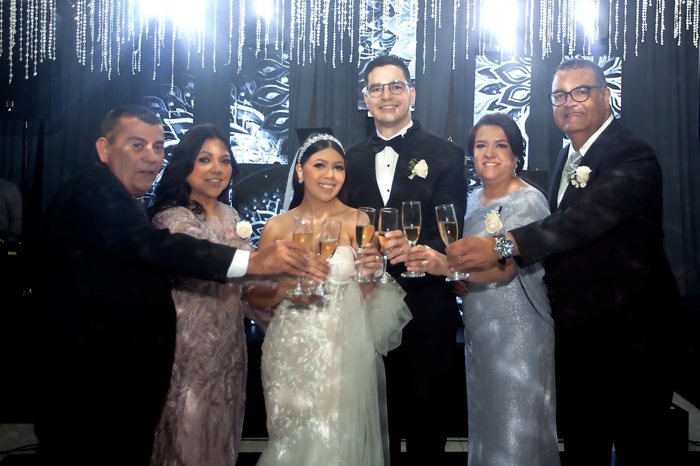 Momento del brindis José, Xiomara y Anahí Figueroa con Carlos Eduardo, Ligia Cardona y Juan Carlos Méraz.