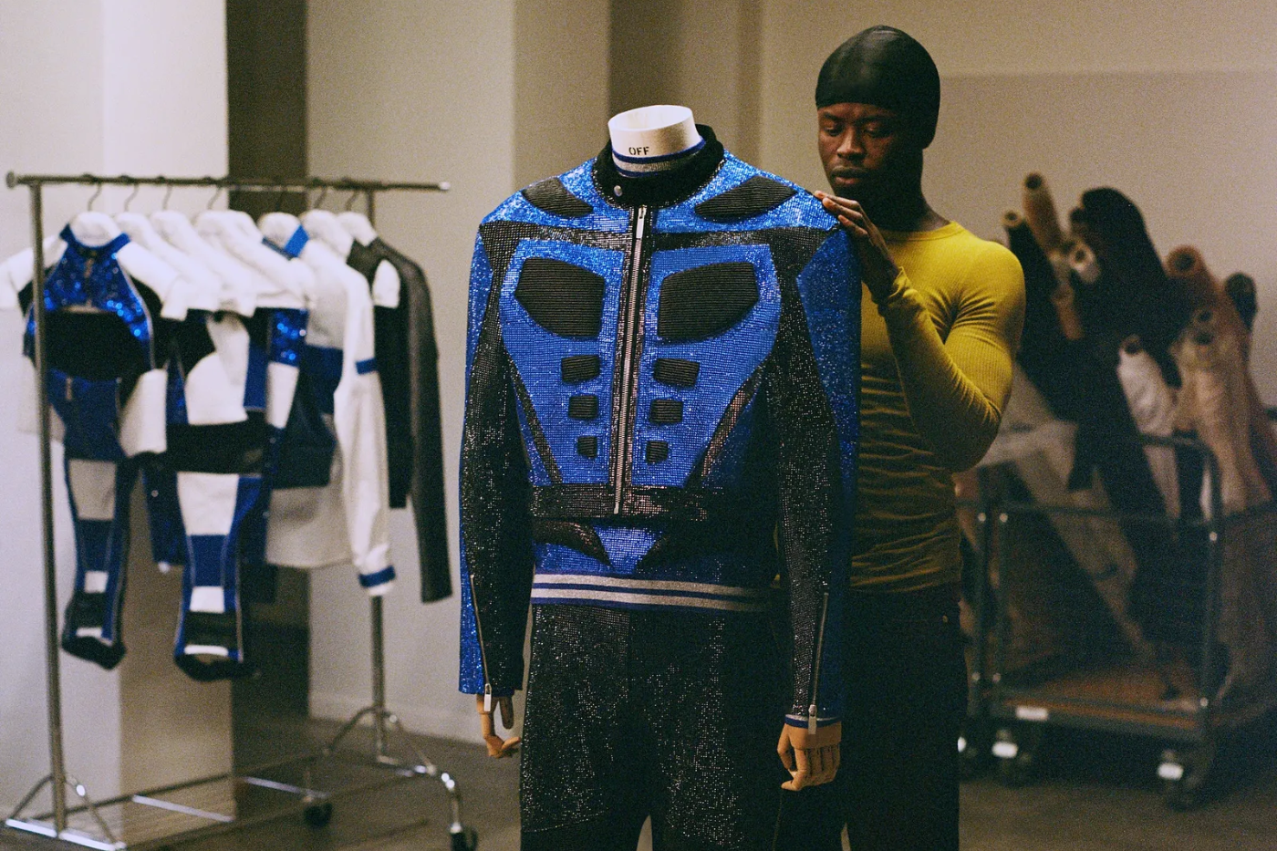 Usher, conocido por su obsesión por la moda masculina, ha tenido un papel destacado en el espectáculo de medio tiempo del Super Bowl, incluso desde su pequeña aparición en 2011. El año pasado, mientras participaba en la Semana de la Moda de París, expresó su interés por la moda masculina y su gusto sofisticado y personal.