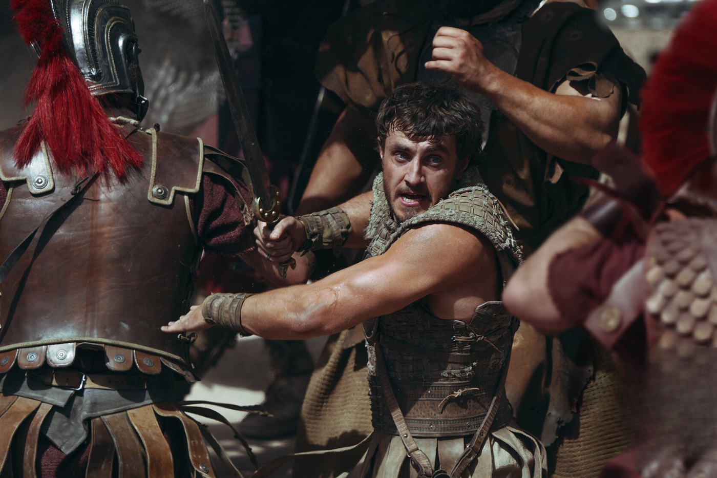 El personaje de Mescal se enfrenta a su resentimiento hacia Roma, canalizando su ira en combates en la arena. Su evolución de un hombre en busca de paz a un gladiador luchando por su vida resuena con temas de supervivencia y justicia.