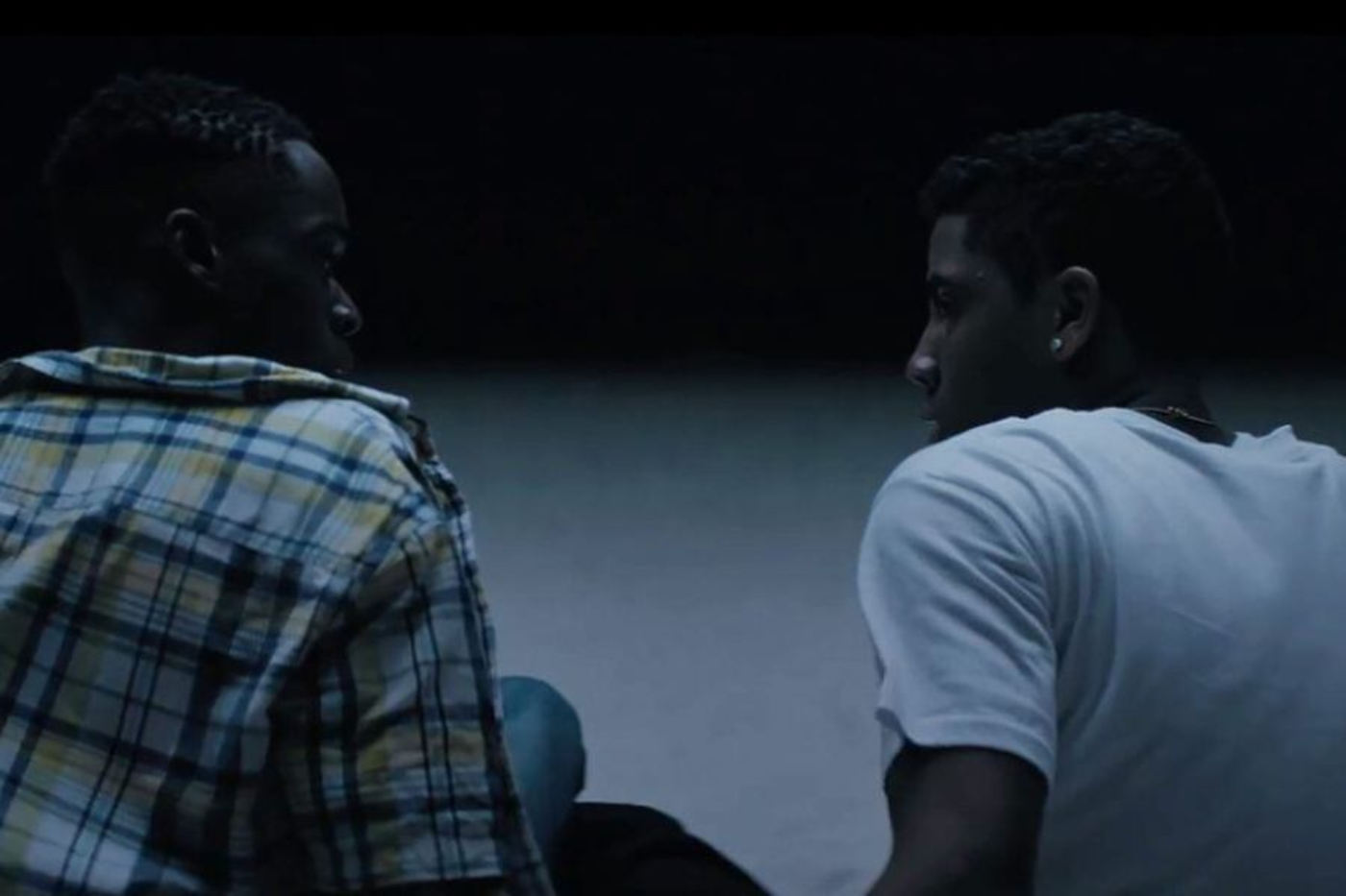 <b>Luz de Luna (2017)</b>Fue una película destacada, donde ganó tres estatuillas, incluyendo el premio más prestigioso a la Mejor Película. Esta obra dirigida por Barry Jenkins se centra en la vida de un joven afroamericano en tres etapas de su vida: niñez, adolescencia y adultez. La película aborda temas como la identidad, la sexualidad, la familia y la lucha por encontrar un lugar en el mundo. Su enfoque íntimo y emotivo, junto con las actuaciones cautivadoras, contribuyeron a su éxito tanto crítico como comercial. 