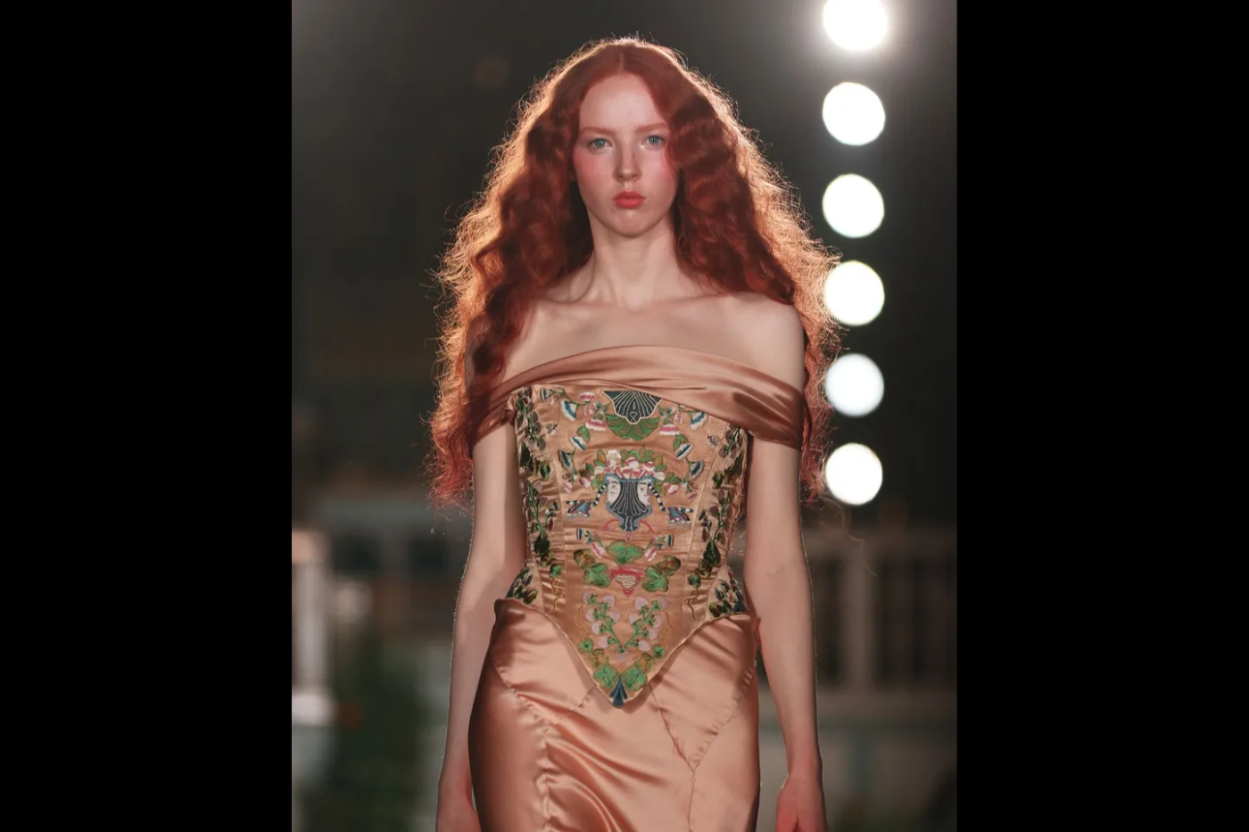 El famoso estilista Sam McKnight optó por ondas grandes y hermosas para el desfile de Annie’s Ibiza, usando una tenaza rizadora de 19 mm y sujetando el cabello por solo un segundo para lograr ese acabado suelto y suave.