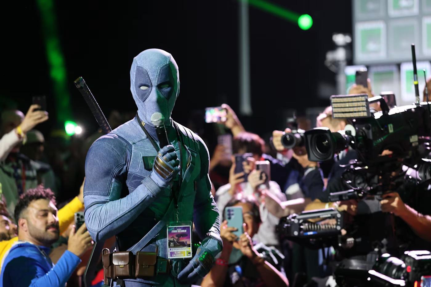 Además, Ryan Reynolds, quien llegó al panel vestido como Deadpool, hizo todo tipo de preguntas al elenco antes de preguntar si podía participar en la película.