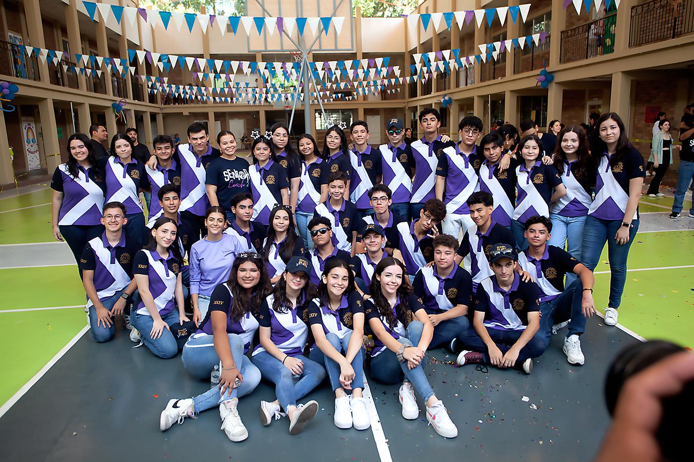 Bajo el lema “Reach the Stars”, los senior de Franciscan School se reunieron en el restaurante Denny’s de Jardines del Valle para celebrar su último primer día de clases. Los 38 alumnos del onceavo grado llegaron muy entusiasmados al encuentro, luciendo jeans y camisetas con los colores de la institución. A su alegría también se unieron sus padres, quienes adornaron sus vehículos con globos y letras coloridas. Luego del desayuno, inició la caravana hacia la escuela, donde los esperaba los alumnos y autoridades educativas para recibirlos con aplausos y celebrar así el inicio de clases en todas las áreas educativas de Franciscan School.
