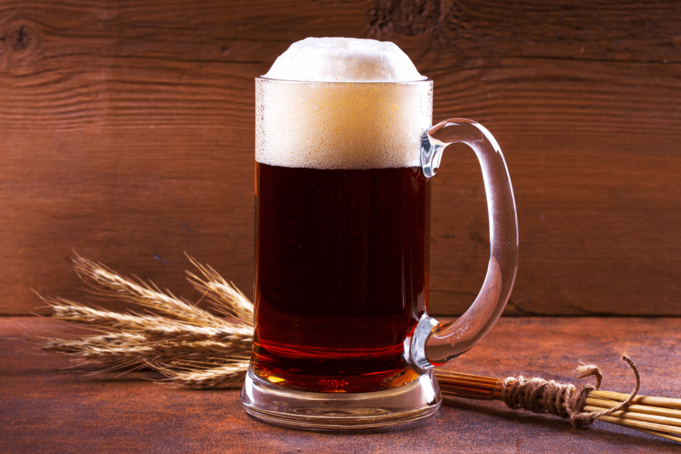 La cerveza <b>Pale Ale</b>, se caracteriza por su color dorado a ámbar claro, su sabor equilibrado entre el amargor del lúpulo y la dulzura de la malta, y sus aromas florales y cítricos. Se elabora con maltas pálidas y una variedad de lúpulos que le confieren su distintivo perfil de sabor y aroma. Es un estilo clásico y popular dentro de la amplia gama de cervezas artesanales.