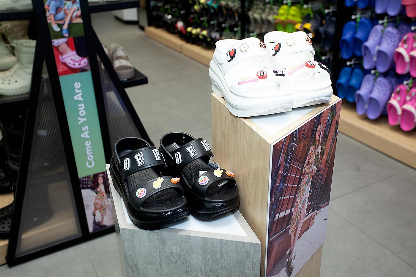 Sandalias con jibbitz charms.