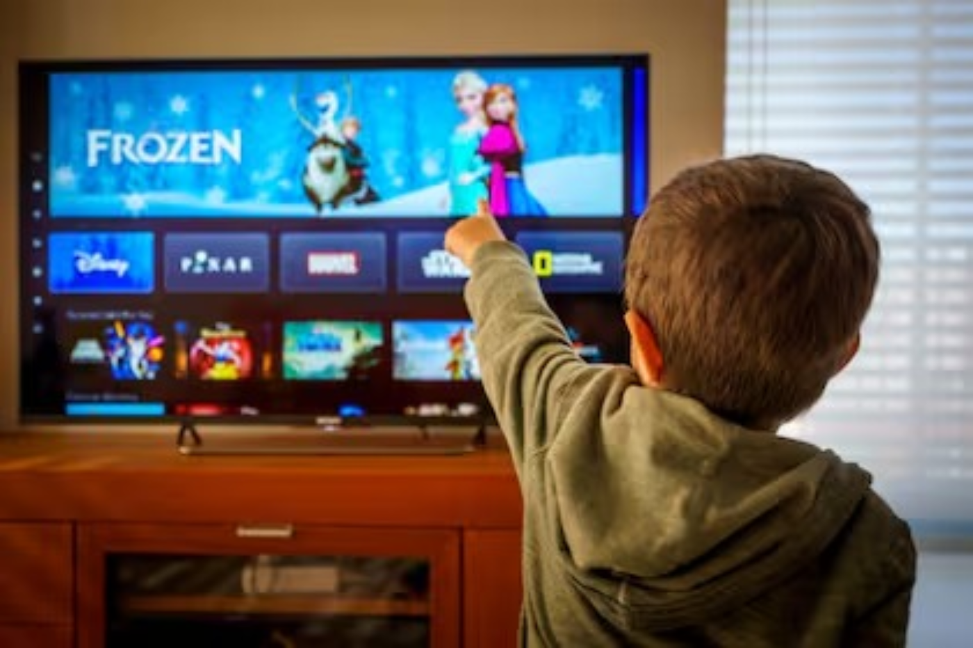 Además, Disney Plus implementará controles parentales mejorados para proteger a los usuarios más jóvenes. Los suscriptores podrán crear perfiles protegidos por un PIN y establecer límites de acceso según la clasificación del contenido. Esta medida se suma a los perfiles infantiles ya disponibles, conocidos como “Modo Junior”, que ofrecen una interfaz fácil de navegar con contenido apto para todas las edades y una función de “salida protegida” para evitar que los menores exploren perfiles no autorizados. Estos controles avanzados buscan proporcionar un entorno seguro y adecuado para todos los miembros de la familia.