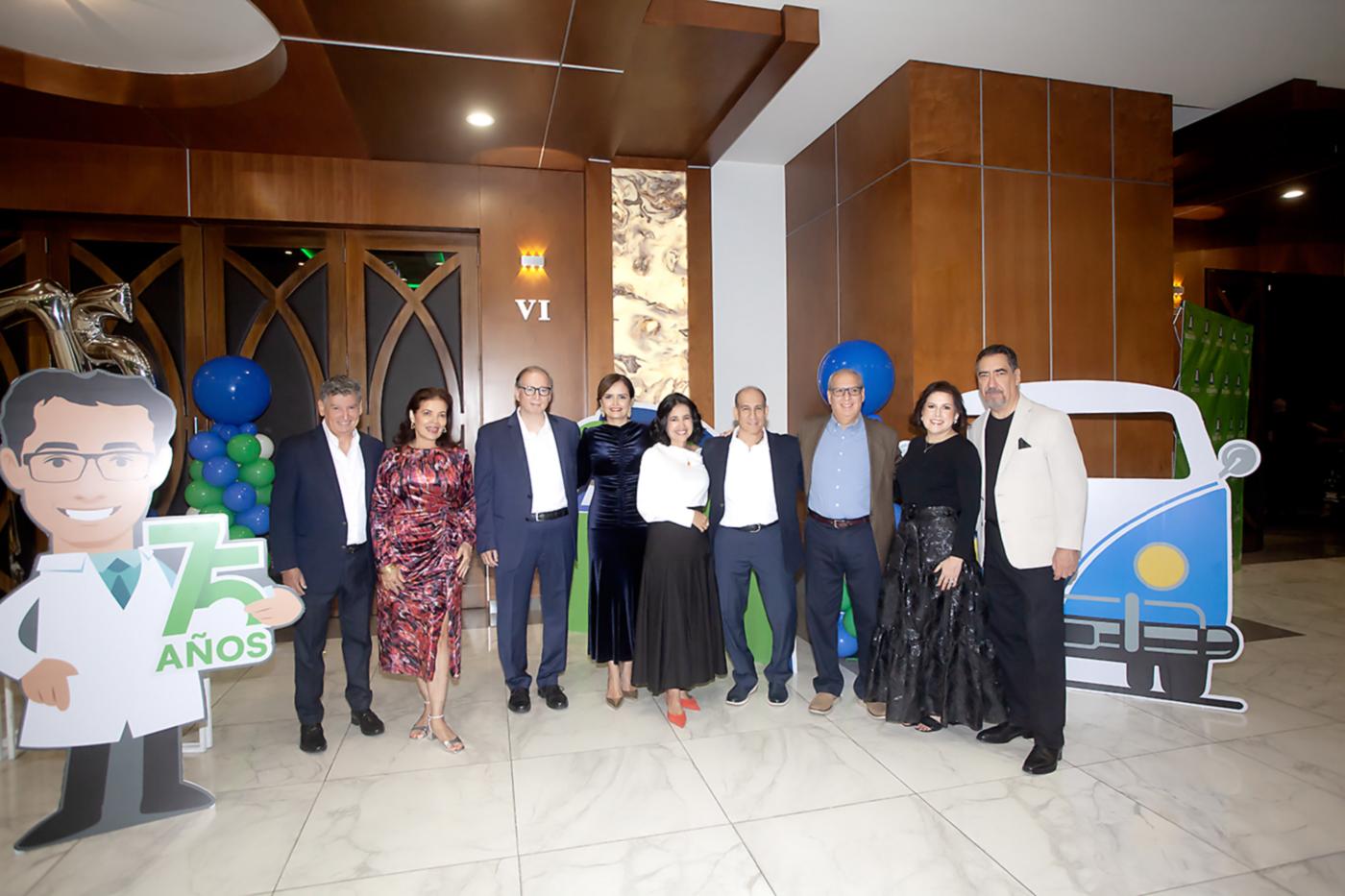 Laboratorio Bueso Arias celebró su aniversario 75 con una gala que reunió a colaboradores de las distintas ciudades. Los invitados pudieron disfrutar de un evento ameno y con detalles significativos que mostraban parte de la historia y evolución que ha tenido la compañía. En la foto: Rodolfo, Suyen, Eduardo, Romina, Mónica, Abraham y José Jorge, Ana Clemencia Bueso y Juan Ferez