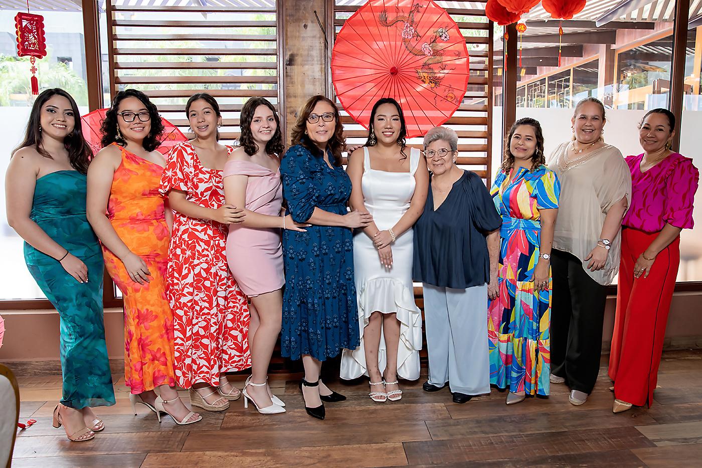 María Manzanares, Emilia León, Victoria Torres, Carmen Manzanares, Nidia Manzanares, Nidia León, Nidia Álvarez, Amalia Alachán, Marialex Boesch y Linda Ortega. Shawerni-125.- Tania Martínez, Johany Díaz e Isabel Discua.