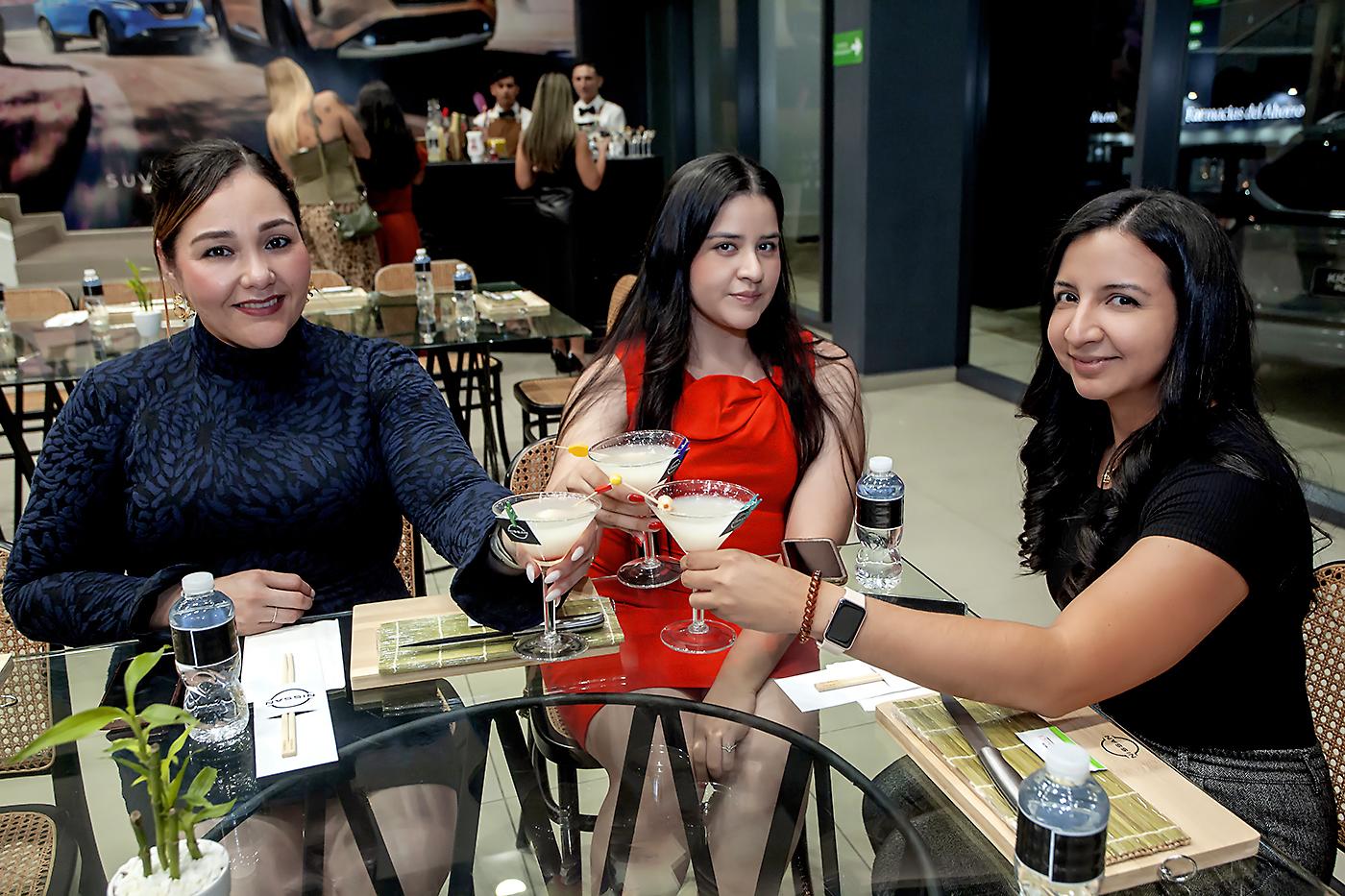 Roxana, Josselyn y Elizabeth Cano. 