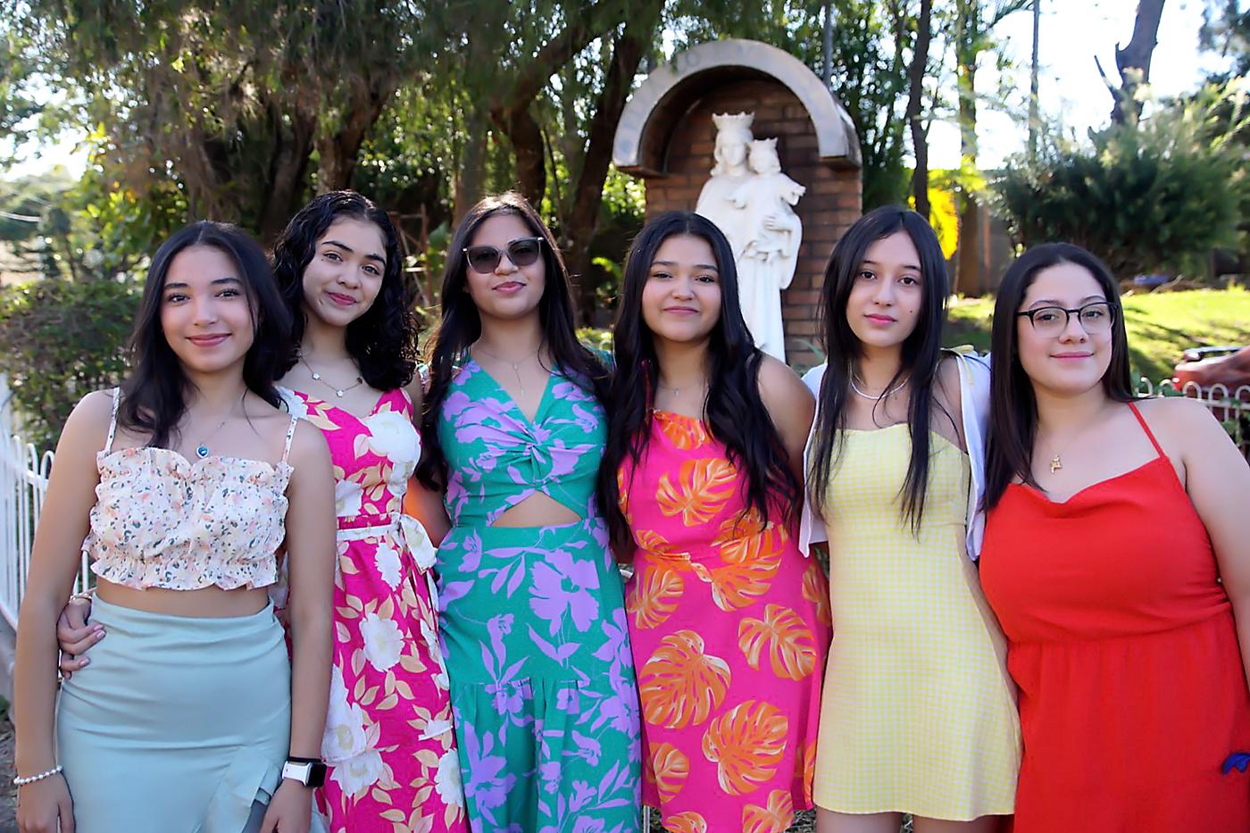  Isabella Cruz, Andrea Flores, Ximena Ramos, Alessandra Cruz, Esly Ramírez y Esther Ferrera.