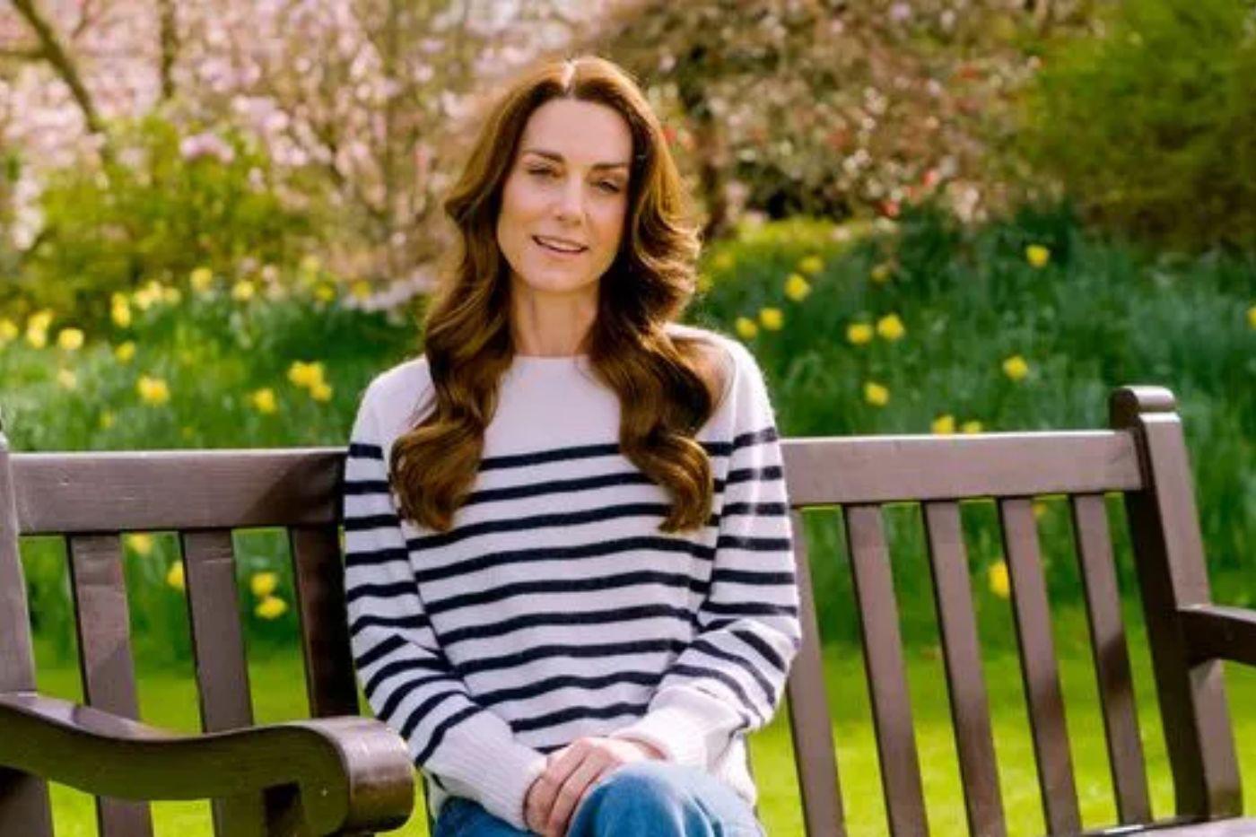 <b>Kate Middleton: El Misterio de su Ausencia y las Teorías Conspirativas</b>Una de las controversias más impactantes de 2024 involucró a Kate Middleton, la Princesa de Gales. En enero, el Palacio de Kensington anunció que Kate había tenido una cirugía abdominal, la cual fue exitosa, pero que la mantuvo alejada de la vida pública por varias semanas. Su prolongada ausencia generó una ola de especulaciones, alimentando teorías conspirativas de todo tipo, desde que la monarquía tenía clones de Kate hasta comentarios de que había maltrato en la familia. Las especulaciones pararon cuando a través de un video Kate confirmó que estaba en las primeras etapas de su tratamiento de cáncer, asegurando que, aunque fue un “gran shock” después de unos meses difíciles, se encontraba bien y fortaleciéndose cada día.