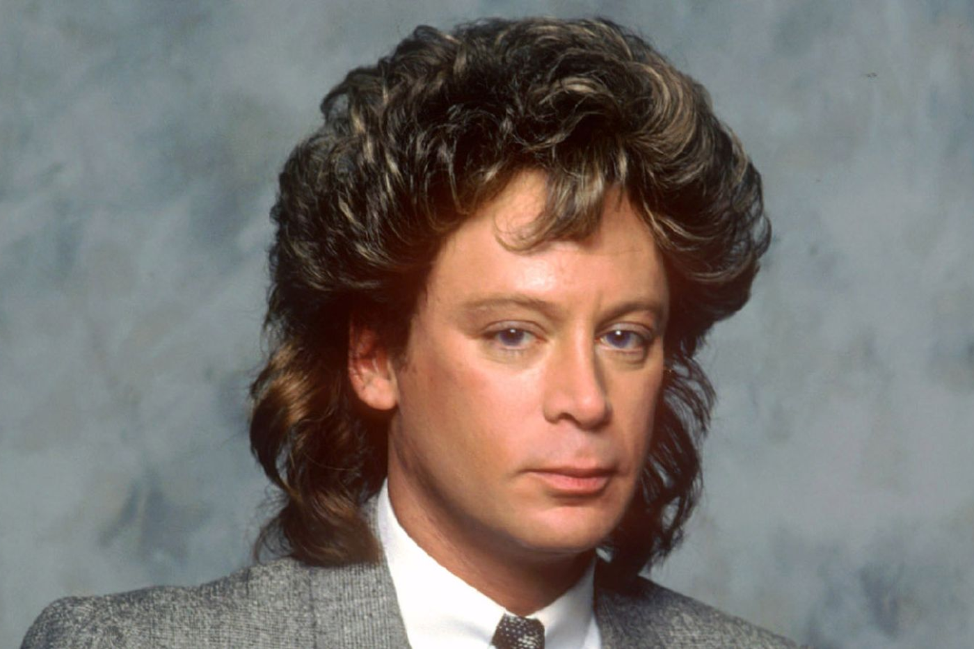Nacido el 11 de agosto de 1949 en Cleveland, Ohio, Eric Carmen demostró un talento musical excepcional desde una edad temprana. Comenzó a participar en bandas locales durante su adolescencia, sentando así las bases de una carrera que marcaría la historia del pop rock.