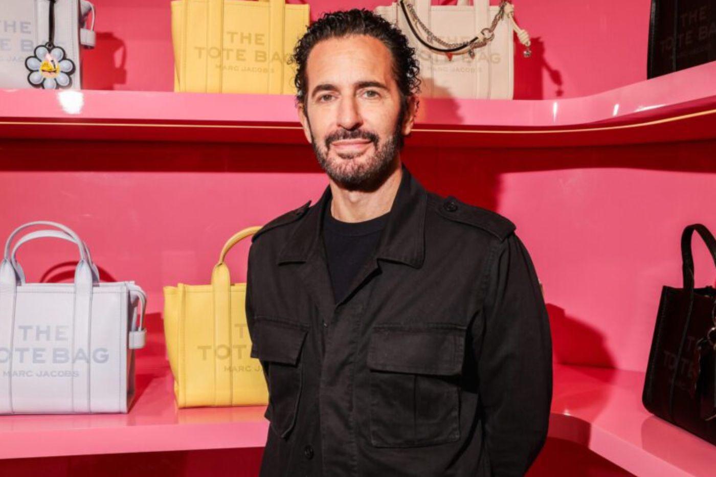Marc Jacobs también aparece dentro de la lista de figuras de la moda que forman parte de la secuela, dando esa mezcla entre ficción y realidad que siempre ha caracterizado a la película.