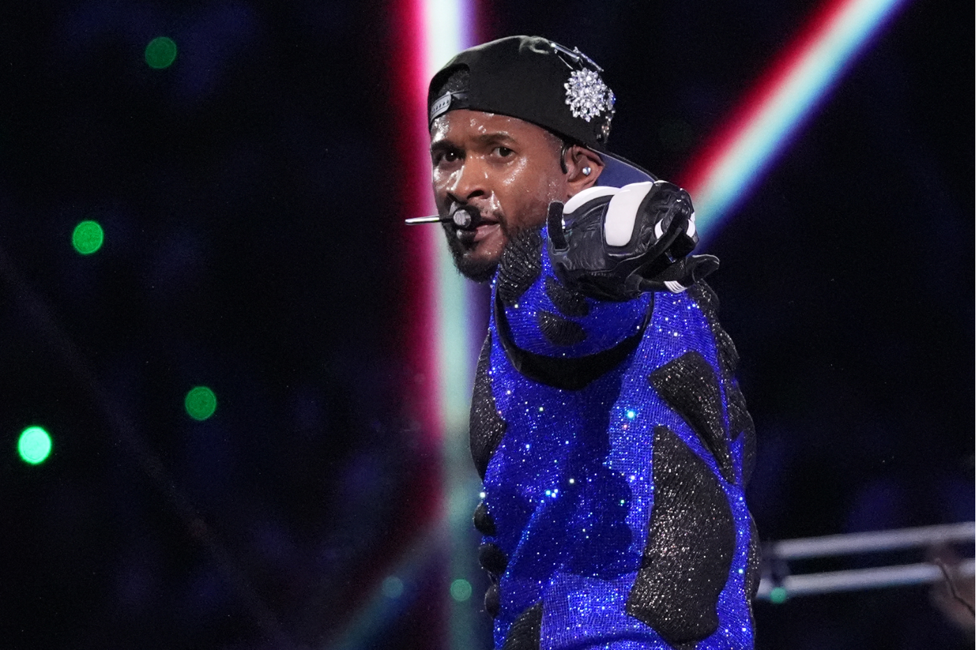 El look Off-White que utilizó Usher en el show de medio tiempo del Super Bowl 2024