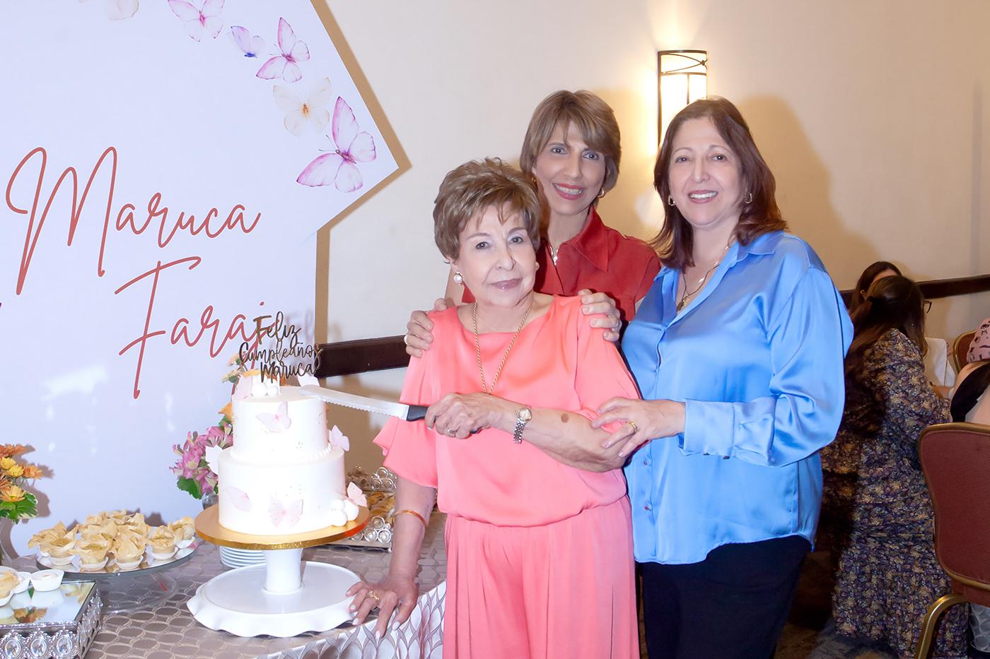Radiante y feliz, Maruca Faraj celebró un año más de vida en el salón Real I del Hotel Real Intercontinental, donde sus hijas Julie, Liset y Lilian le organizaron una emotiva fiesta rodeada de familiares, amigas y damas del Club Jardinería San Pedro Sula. Con un ambiente primaveral decorado por Riela Pérez y Jackie Cabrera, las mesas lucieron hermosos arreglos florales mientras las invitadas disfrutaban de un buffet internacional en el lobby. La mañana transcurrió entre felicitaciones, obsequios, música alegre y amenas charlas, reflejando el cariño y la bendición de compartir un día tan especial junto a la homenajeada.