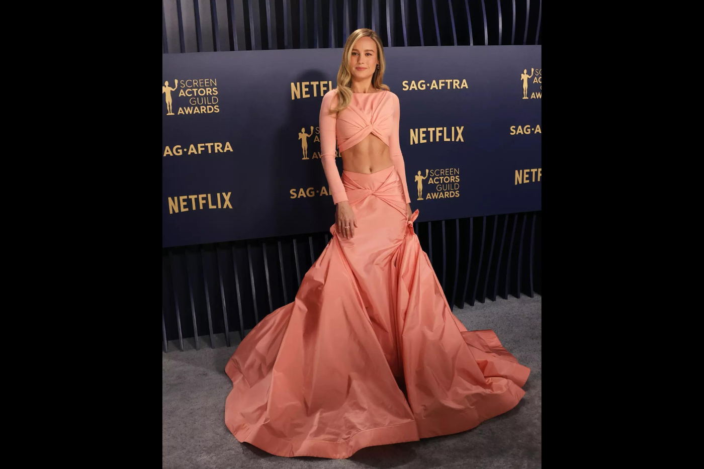 Brie Larson arrasó con un vestido que evidenciaba su tonificada figura y, en concreto, sus abs. Un conjunto dos piezas firmado por Atelier Versace en corte rosa melocotón con drapeados en cuerpo y cintura de la falda y grandes volúmenes.