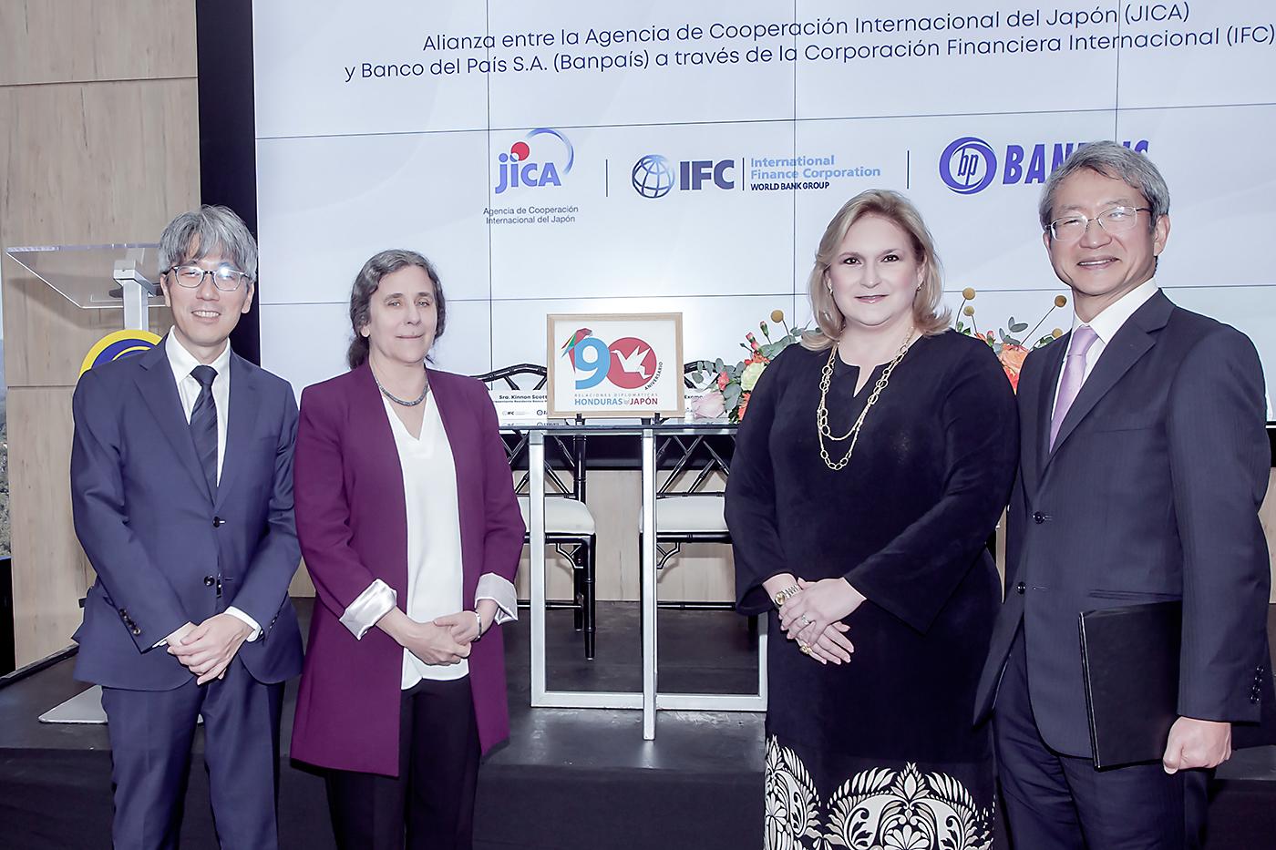 Sr. Atsunori Kadoya, representante residente de JICA, la Sra. Kinnon Scott, representante de país del Banco Mundial, Sra. María del Rosario Selman-Housein, Presidenta Ejecutiva de Banpaís y el Excelentísimo Señor: Nakai Kazuhiro, Embajador de Japón.