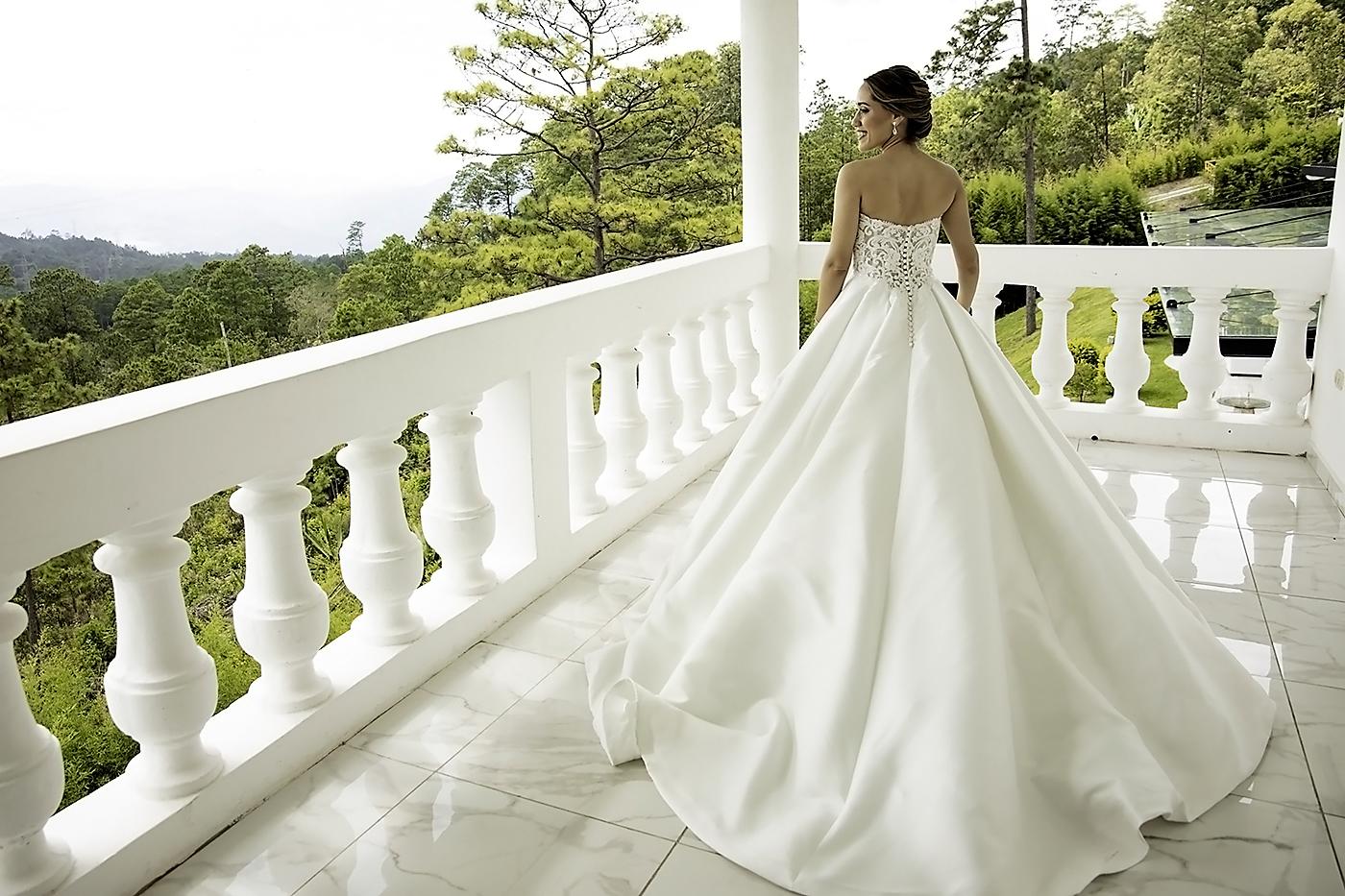 Gracia lucía radiante, con un vestido strapless de falda en línea A y top bordado en encaje, que completó con un recogido bajo y maquillaje natural