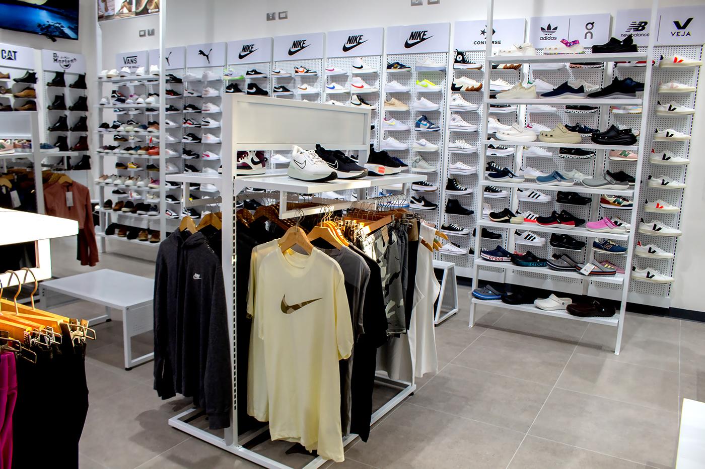 La tienda tiene un amplio stop de tenis, zapatos, ropa deportiva y accesorios de prestigiosas marcas.