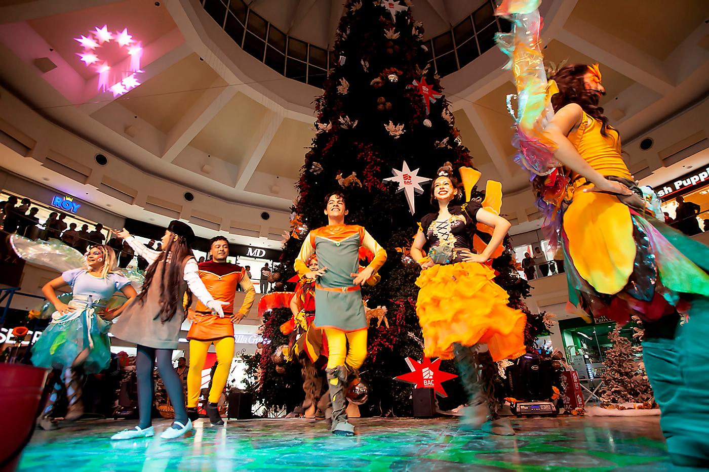 Multiplaza y Bac celebran por el encendido del Árbol Navideño