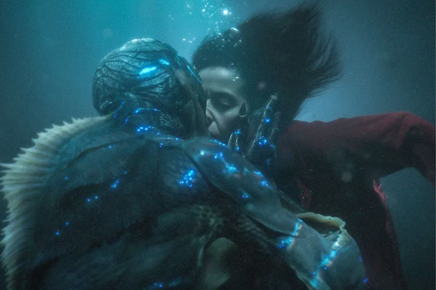 <b>La Forma del Agua (2018)</b>Es una película dirigida por Guillermo del Toro que ganó cuatro premios, incluyendo Mejor Película y Mejor Director. La historia se desarrolla en la década de 1960 y sigue a una mujer muda que trabaja como limpiadora en un laboratorio gubernamental de alta seguridad. Allí, desarrolla un vínculo con una extraña criatura marina que está siendo estudiada. La película aborda temas como el amor, la empatía, la intolerancia y la lucha contra la opresión. Su narrativa fantástica y su estética visual cautivaron a la audiencia y la crítica, consolidando a “La forma del agua” como una obra maestra del cine contemporáneo.