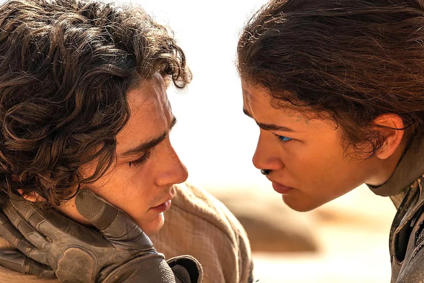 Durante su estancia, Paul forja una profunda conexión con Chani (interpretada por Zendaya), y juntos emprenden una campaña para liberar a su pueblo de las fuerzas opresoras que buscan controlar el valioso recurso conocido como la especia. Esta entrega explora temas de poder, destino y supervivencia en un entorno hostil.