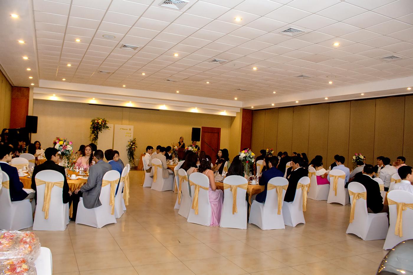 Los senior de onceavo grado de Saint Peter’s Academy disfrutaron de un buffet internacional durante su encuentro de mañana.