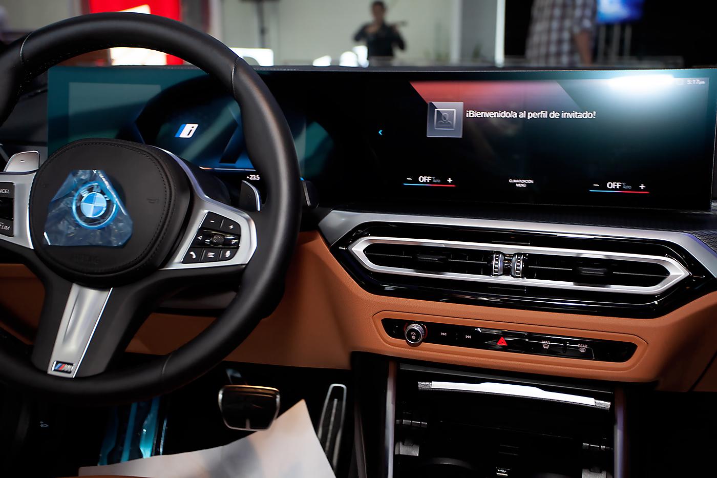 El BMW Curved Display ofrece una visión general de toda la información importante y un cómodo manejo táctil.