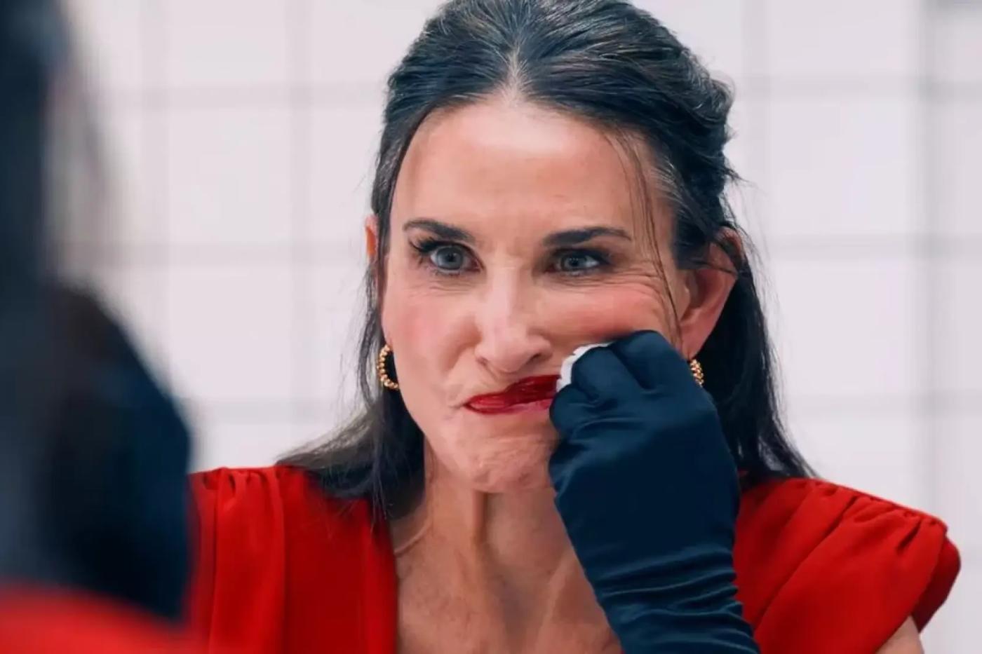 “La Sustancia” ha sido reconocida en las siguientes categorías en los Premios Óscar 2025: Mejor Película, Mejor Actriz para Demi Moore, Mejor Dirección para Coralie Fargeat, Mejor Guion Original y Mejor maquillaje y peluquería.