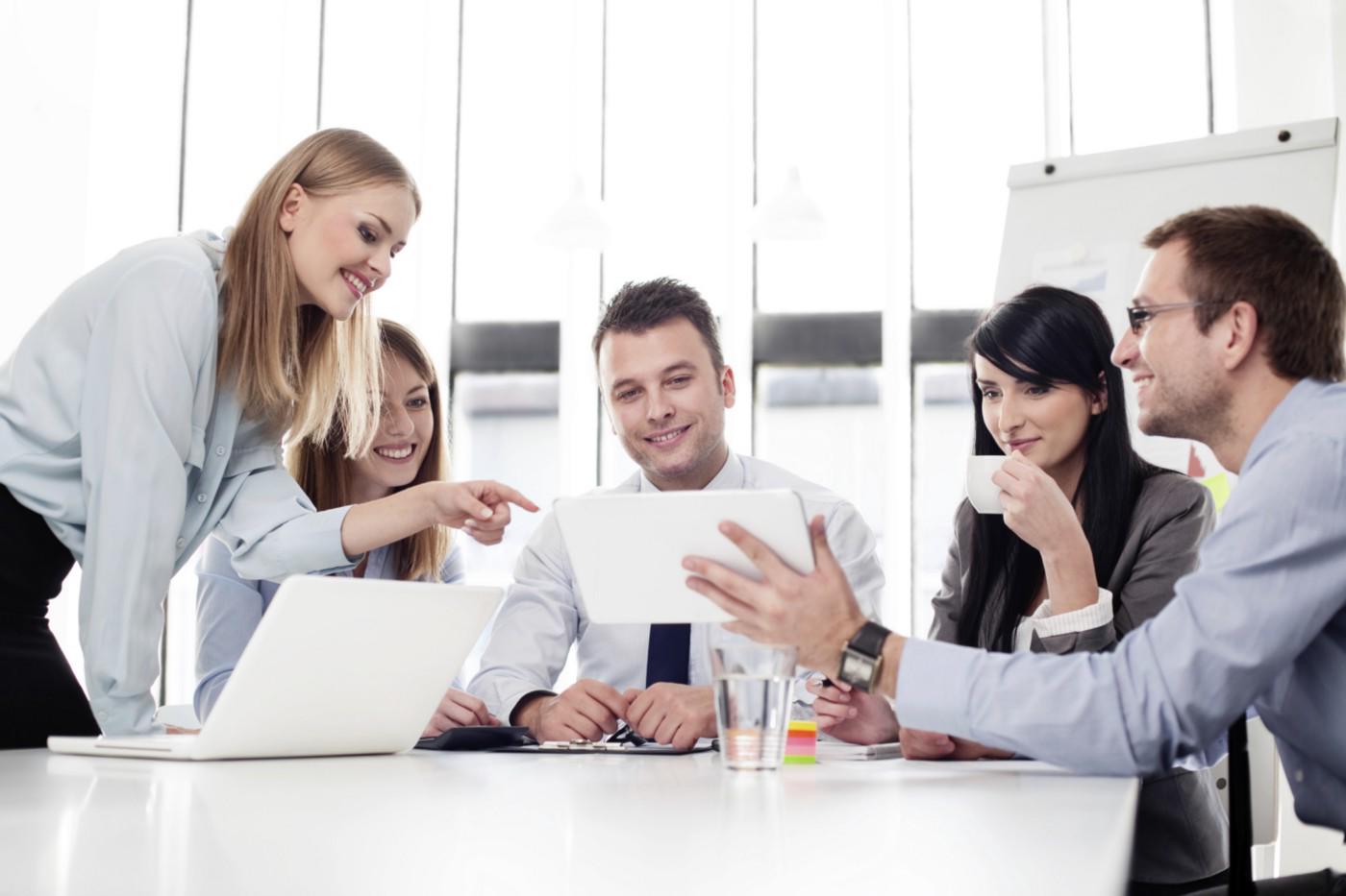 La cortesía y los buenos modales son fundamentales en todo lugar, en un ambiente familiar, social o laboral. En la oficina, el trato amable y respetuoso es vital para que se logre una convivencia armoniosa con nuestros subalternos, pares y mandos superiores. 