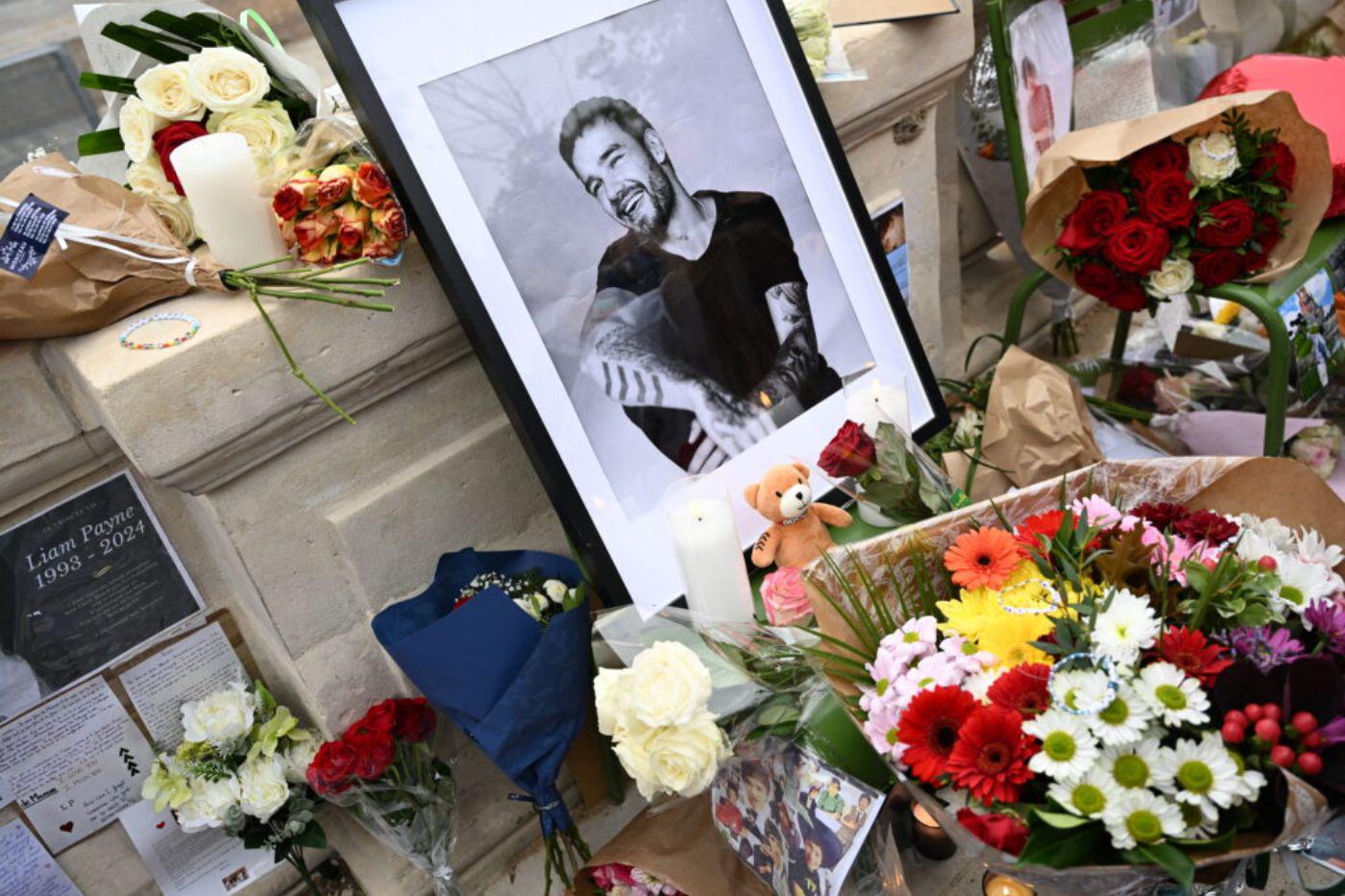 <b>La Tragedia de Liam Payne</b>El 16 de octubre, el mundo del pop se vio sacudido por la trágica muerte de Liam Payne. El exintegrante de One Direction cayó desde un hotel en Buenos Aires, lo que generó especulaciones sobre las circunstancias de su caída. Investigaciones posteriores indicaron que Payne estaba bajo el efecto de drogas. Cinco personas fueron implicadas en el caso, lo que agregó misterio a su muerte. Este trágico suceso dejó un vacío en la industria musical, mientras los fans aún intentan procesar la pérdida de una estrella joven y prometedora.