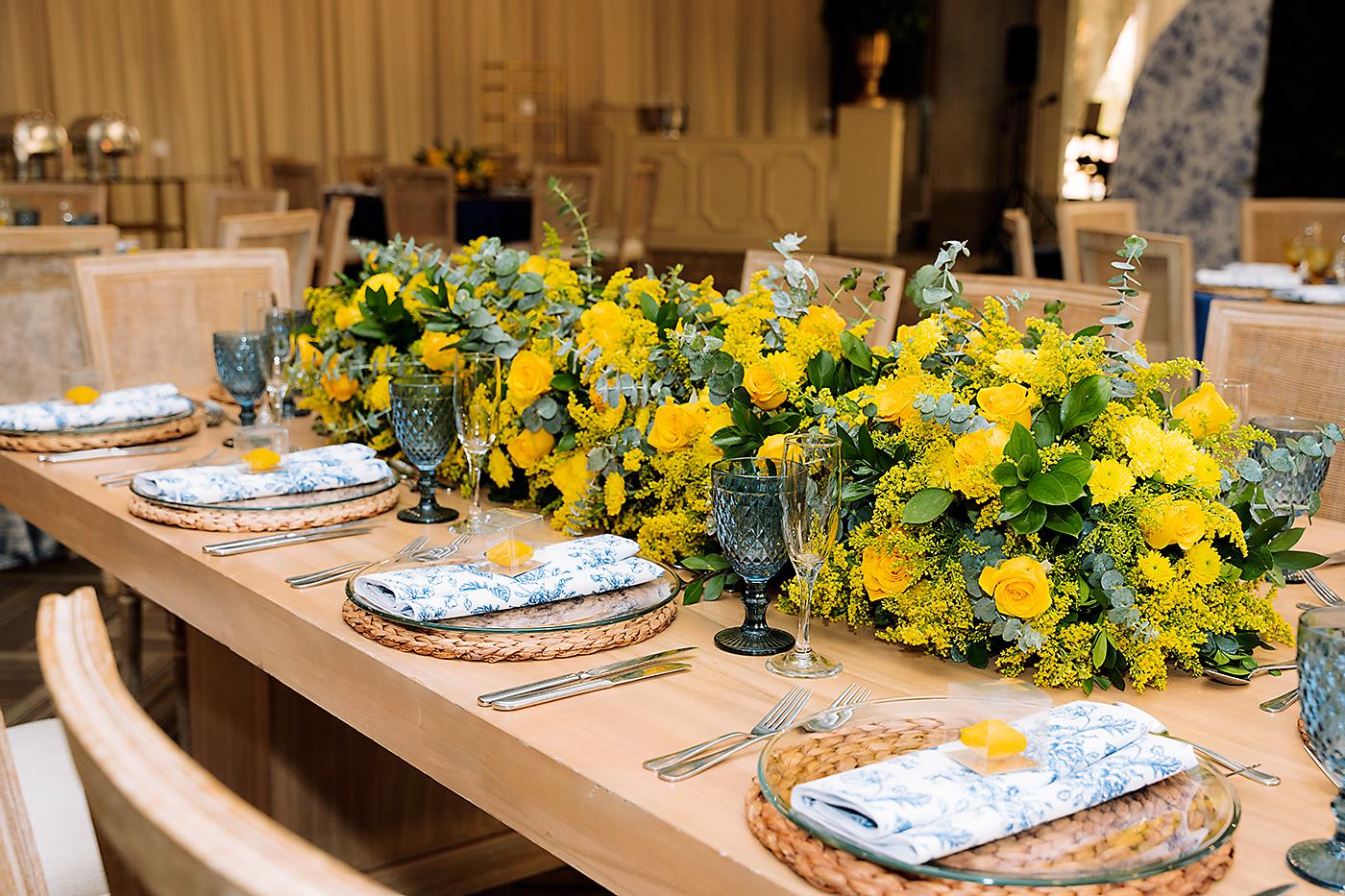 Hermosos arreglos en tono amarillo decoraron las mesas rectangulares que se usaron en el especial bridal shower.