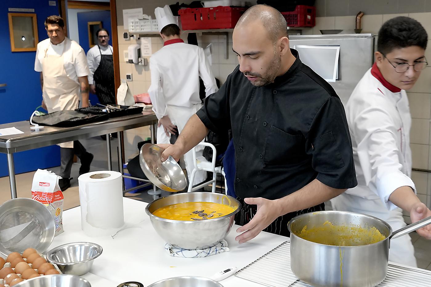 José Luis Escalante en la preparación de uno de los postres diseñados para la Cena de Gala 
