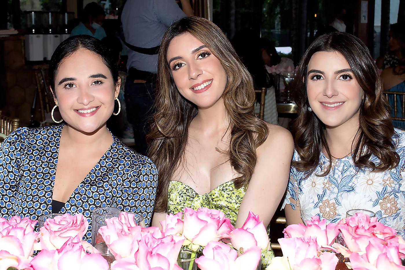 Isabella Rosenthal, Victoria Kawas y Kimberly de Jaar.