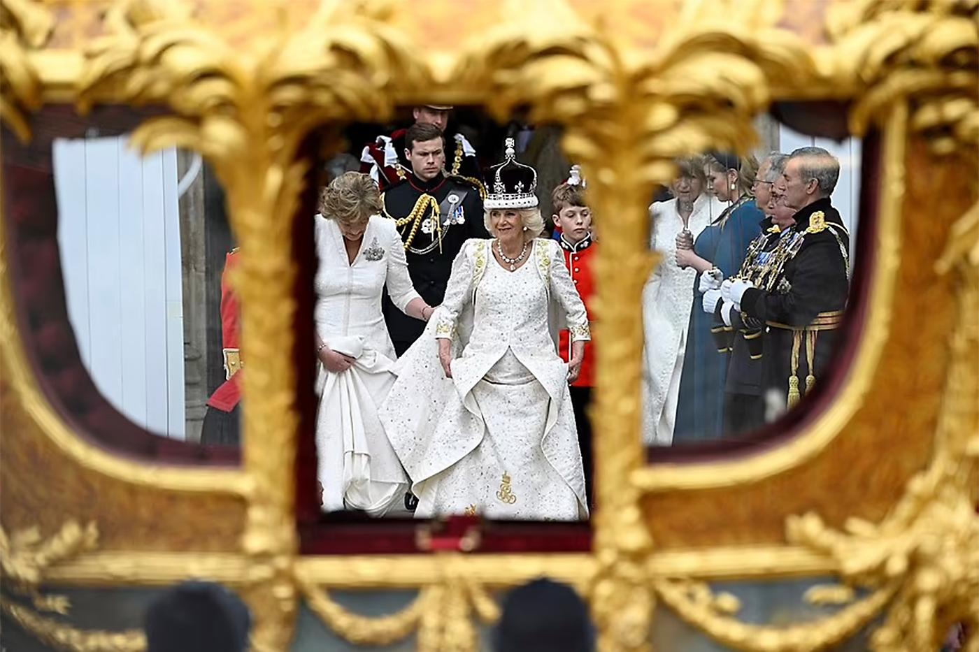 Tras unos minutos de espera en la entrada de la Abadía, Camila ha descendido primero y a continuación lo ha hecho Carlos III, con su nieto George .