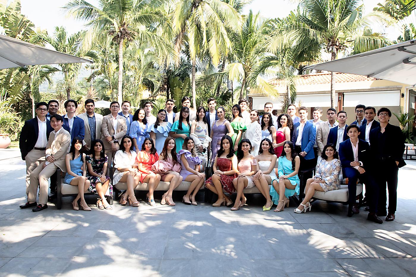 La generación 2022 durante su senior breakfast en la terraza de la piscina del hotel Real Intercontinental. 