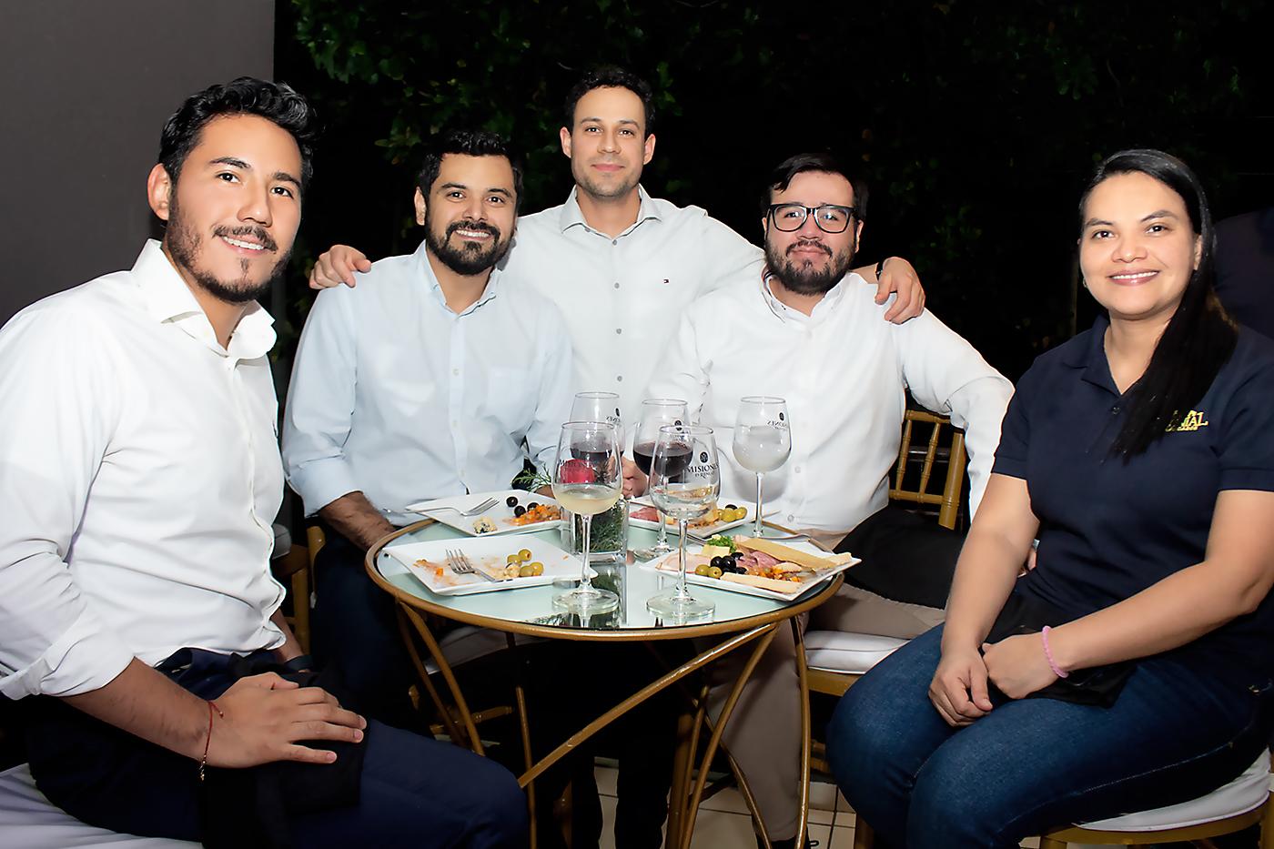 Antonio Martínez, Julian Manrique, Juan Carlos Ruíz, BrandosChavez y Kevin Santos 