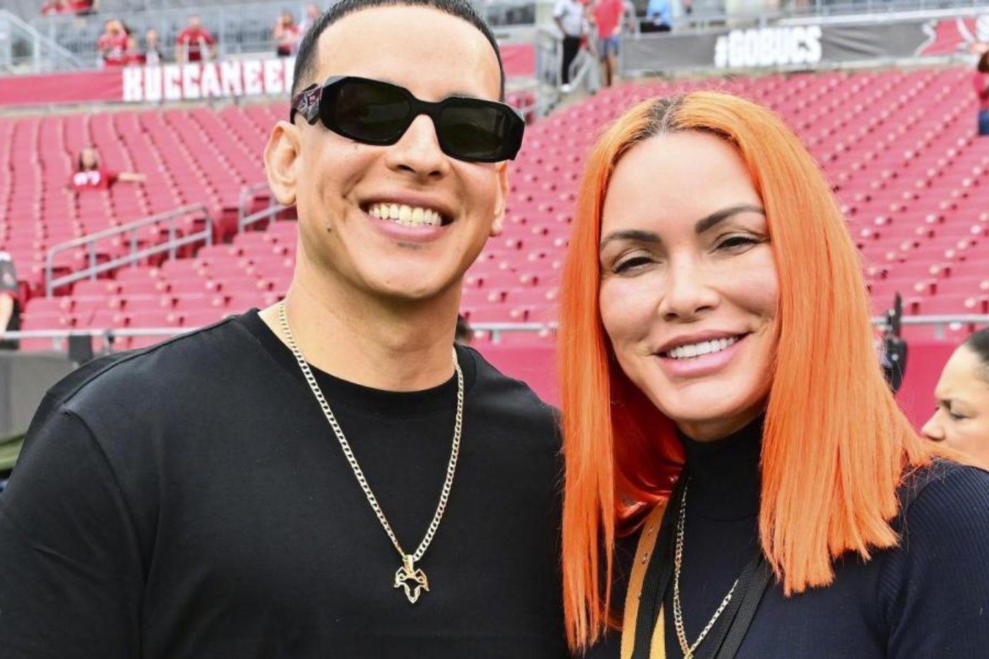 <b>Daddy Yankee y su Divorcio Polémico con Mireddys González</b>Daddy Yankee y Mireddys González anunciaron su divorcio después de casi tres décadas de matrimonio. Sin embargo, el escándalo aumentó cuando el cantante acusó a su exesposa de intentar retirar grandes sumas de dinero de sus cuentas empresariales sin su autorización. La situación se complicó con acusaciones de infidelidad y disputas familiares