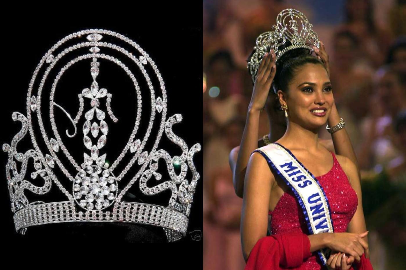 Corona Sarah Coventry o Corona Candelabro (1963-2001)Este emblema icónico se utilizó para coronar a las reinas ganadoras durante 38 años, es la corona que más se usó en la historia de Miss Universo. Diseñada por Sarah Coventry, la característica más distinguible del diseño es la de una figura femenina que sostiene un cetro. Al pasar los años se modificó para que fuera ajustable y se adaptara a los diferentes tamaños de cabeza de las ganadoras, además la figura del centro fue cubierta en diamantes y pasó a llamarse Corona Candelabro.