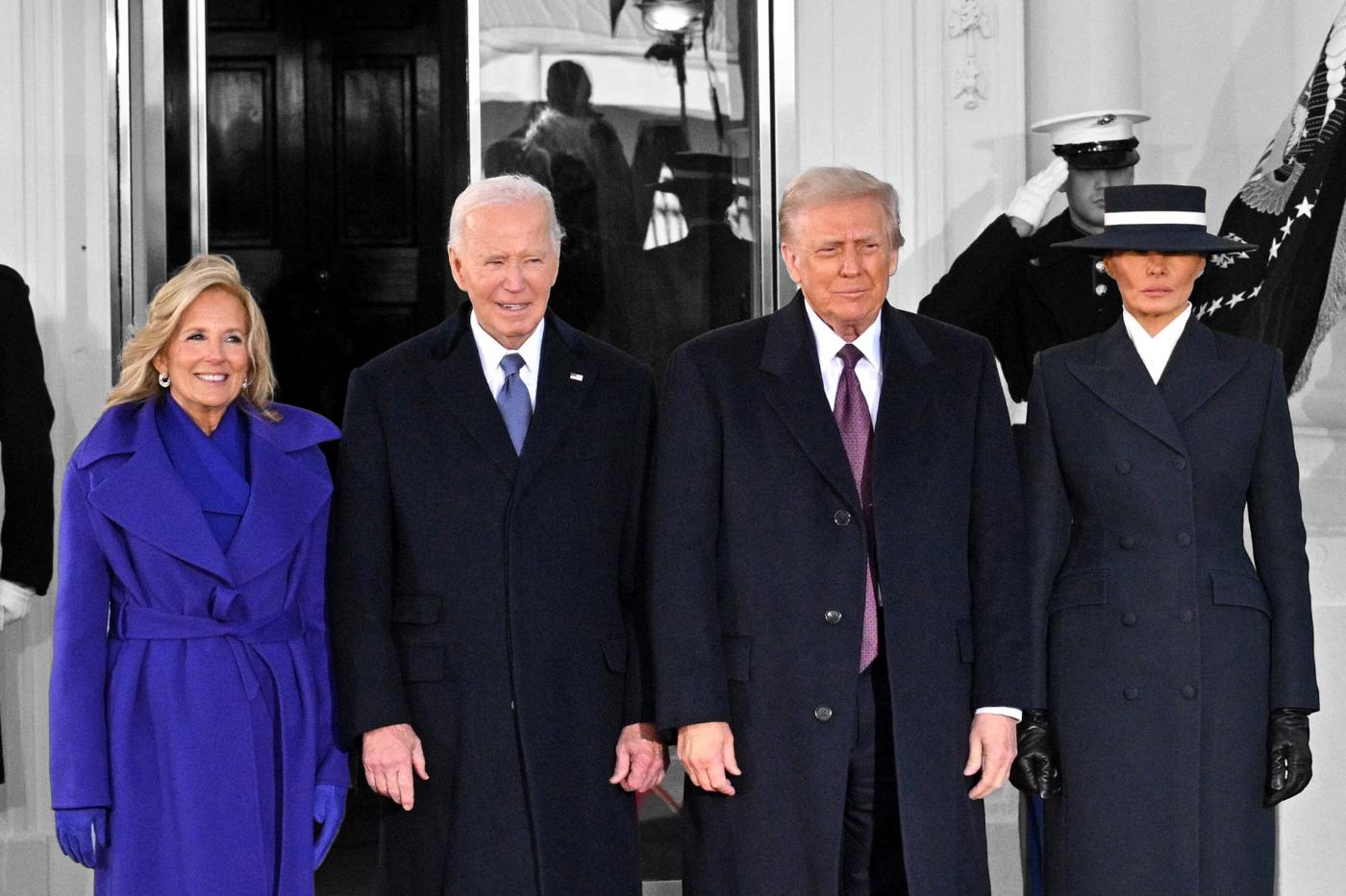 A medida que se acercan los actos oficiales para la toma de posesión de Donald Trump, la atención no sólo está puesta en las tradiciones, sino también en los atuendos que marcarán este importante evento. La moda juega un papel clave en ceremonias de esta magnitud, donde las figuras públicas y la familia presidencial suelen lucir estilos que combinan elegancia y poder. Aquí te mostramos los looks más destacados hasta el momento. 