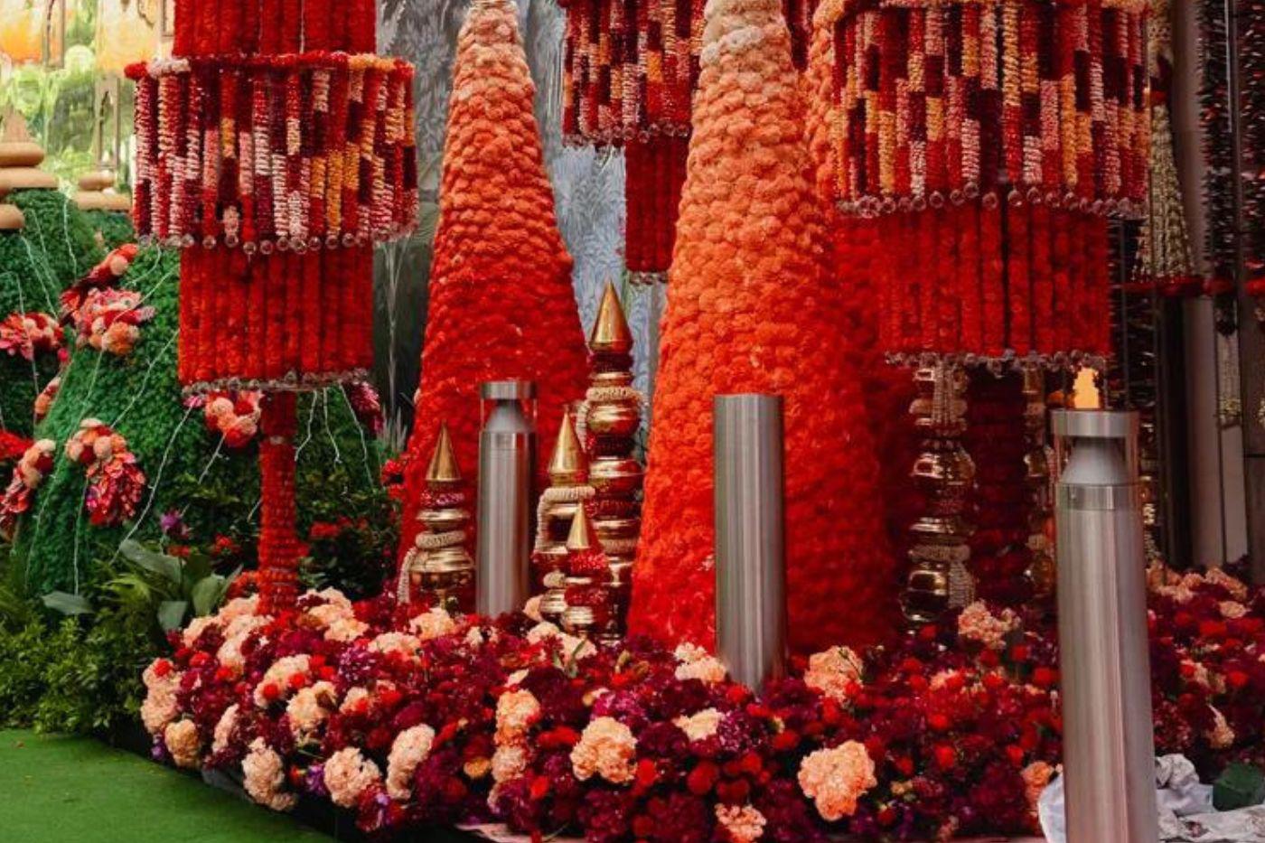 La boda Ambani-Merchant fue en el Jio World Convention Center, donde la pareja concluyó la gran celebración. El lugar estaba elegantemente decorado con esculturas florales con miles de rosas. 