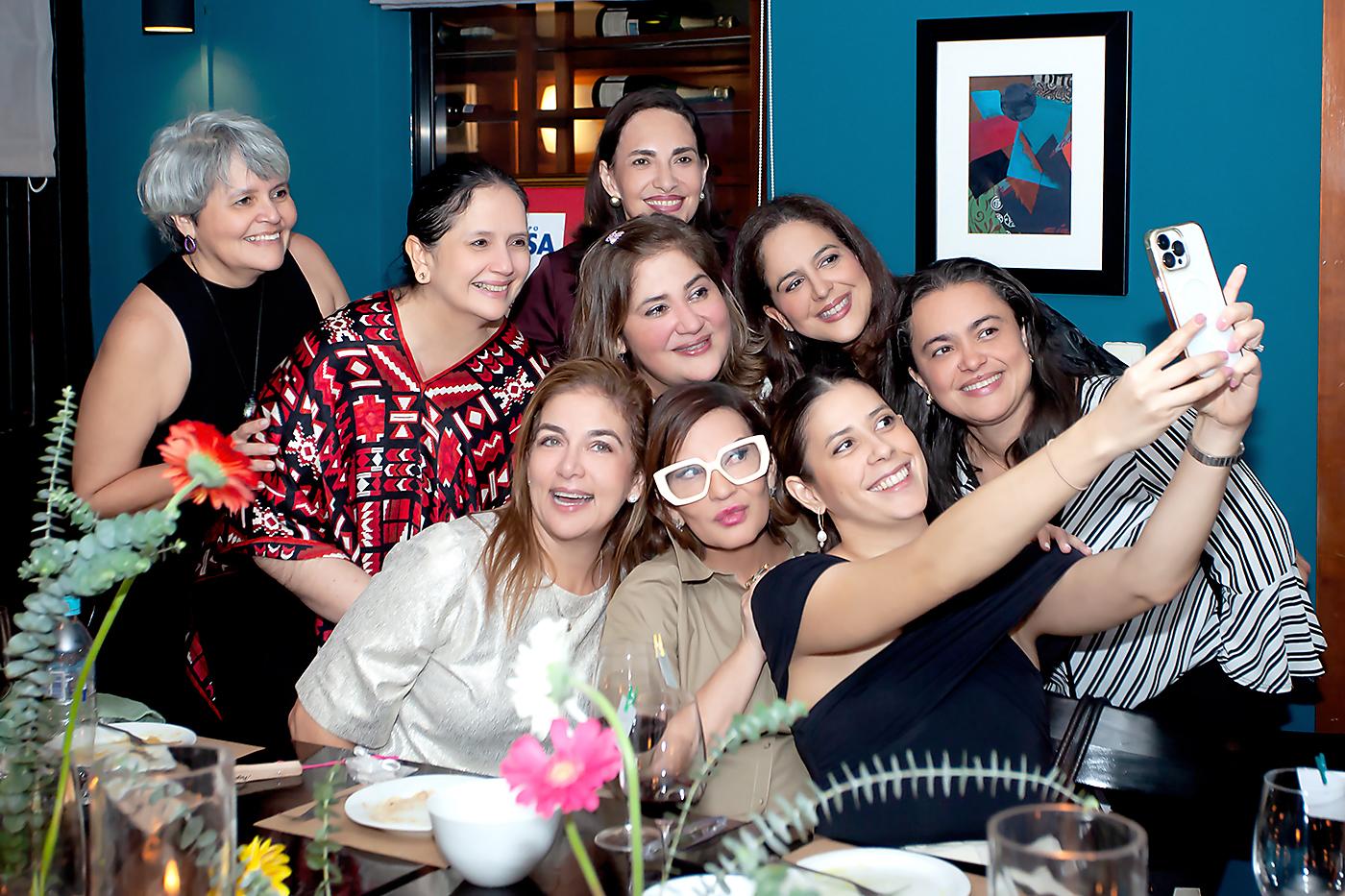 Arlene Castellón, Ana María Reyes, Lizza Handal, Isabel Sabillón, Doris Peña, Ruth Marie Canahuati, Blanca Bendeck, Lastenia Lanza y Michelle Marsan