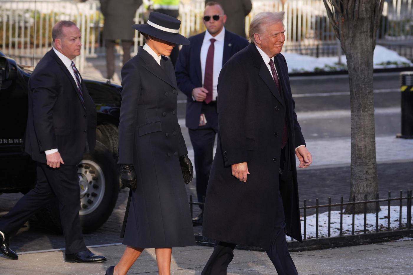 Melania Trump viste un conjunto de falda y abrigo azul marino cruzado, del diseñador estadounidense Adam Lippes. Combinó el look con un sombrero de ala ancha, del diseñador estadounidense Eric Javits. 