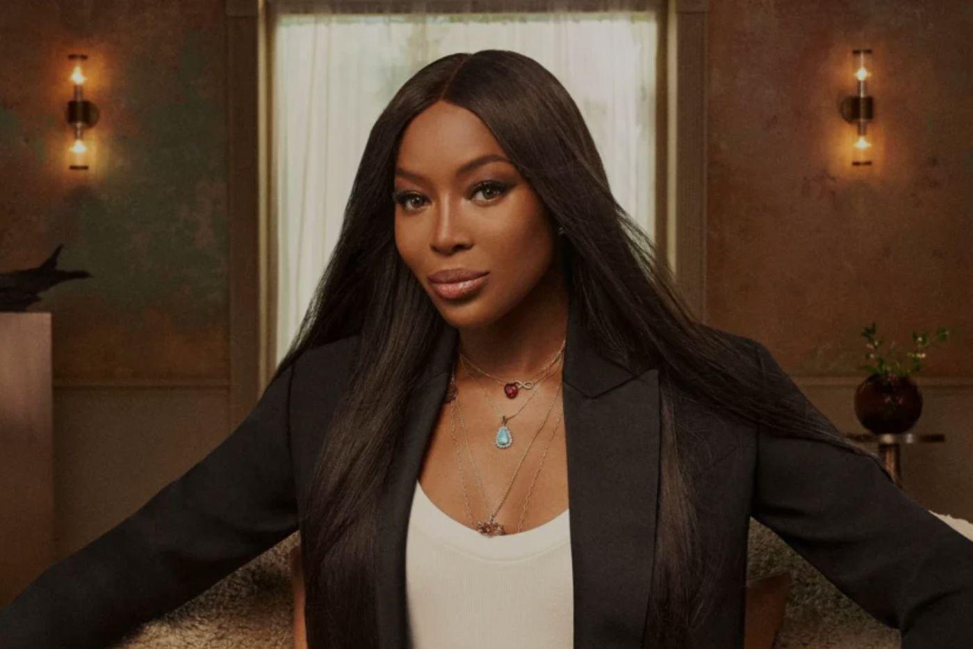 Naomi Campbell entra en escena con la seguridad y presencia que la han acompañado durante décadas. Aunque su aparición es breve, basta para recordar por qué sigue siendo uno de los nombres más importantes de la moda.
