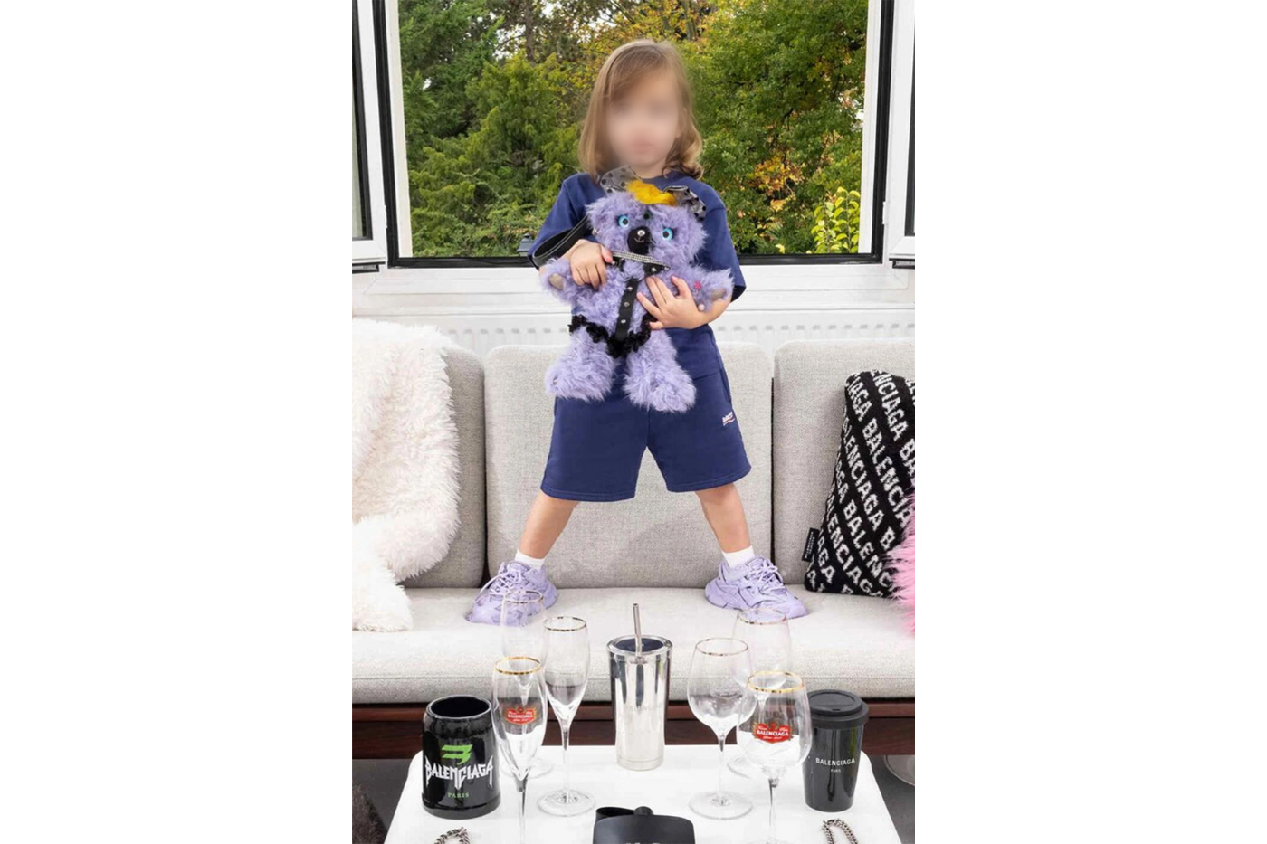 La bomba estalló cuando la campaña fue lanzada: se mostraron imágenes de niños sosteniendo osos de peluche con vestuarios sadomasoquistas, que son parte de la colección Primavera-Verano 2023 de Balenciaga, y bebidas alcohólicas. 